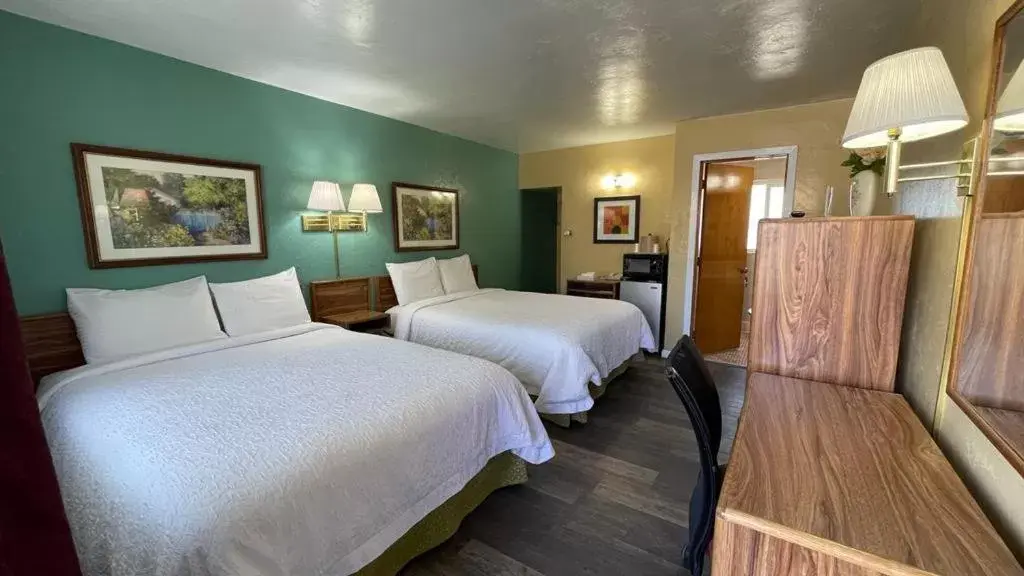 Bedroom, Bed in American inn