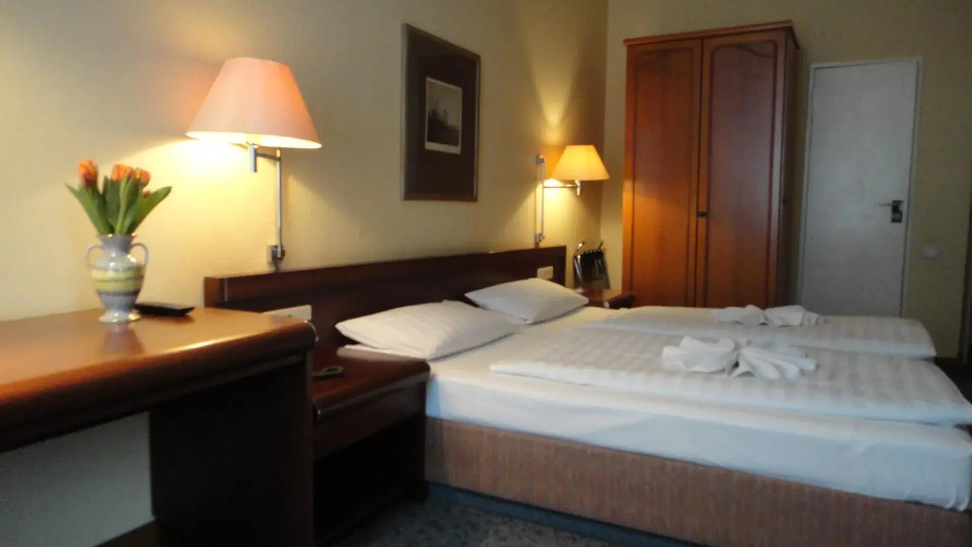 Photo of the whole room, Bed in Hotel Pension Xantener Eck