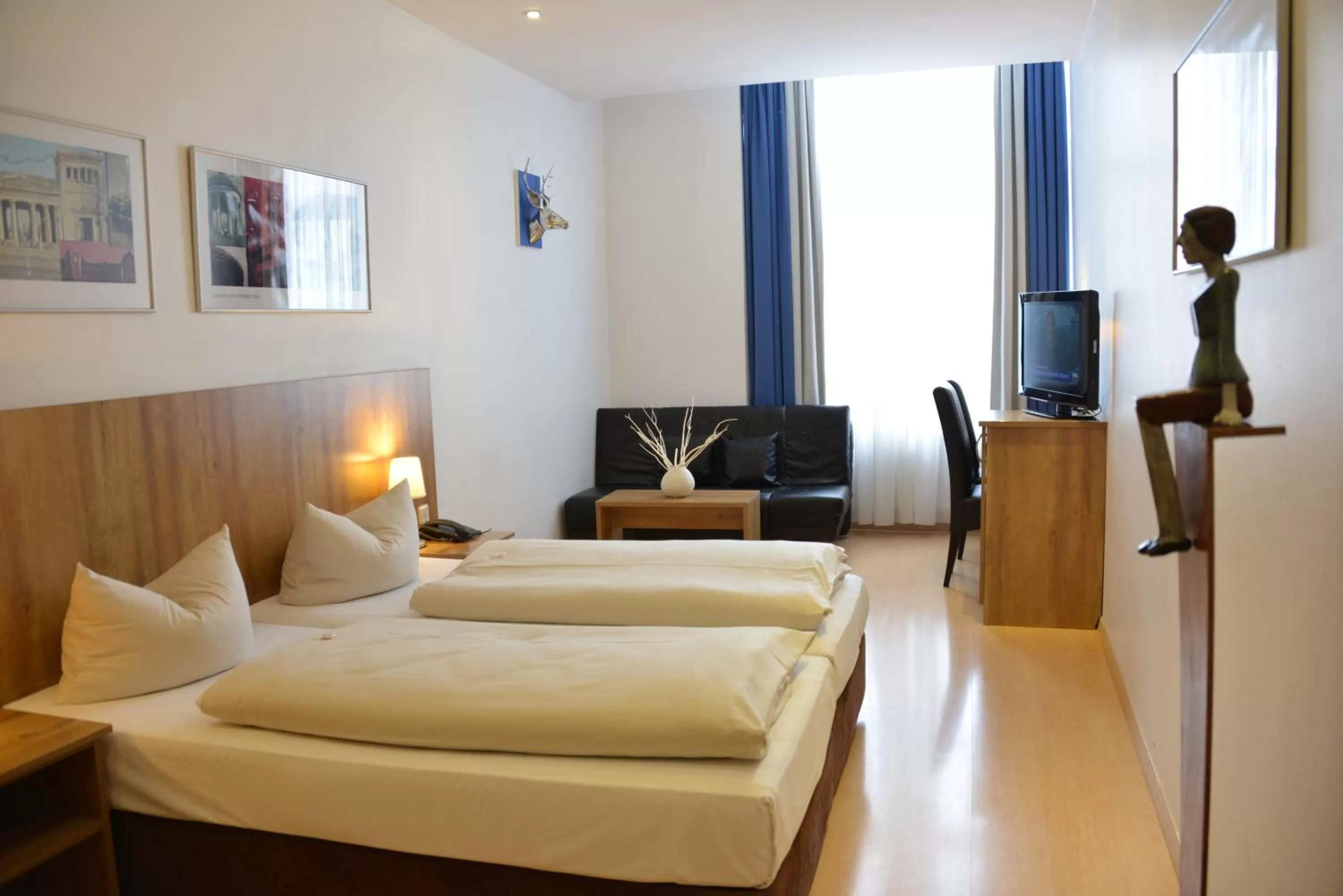 Photo of the whole room, Bed in Arthotel Munich