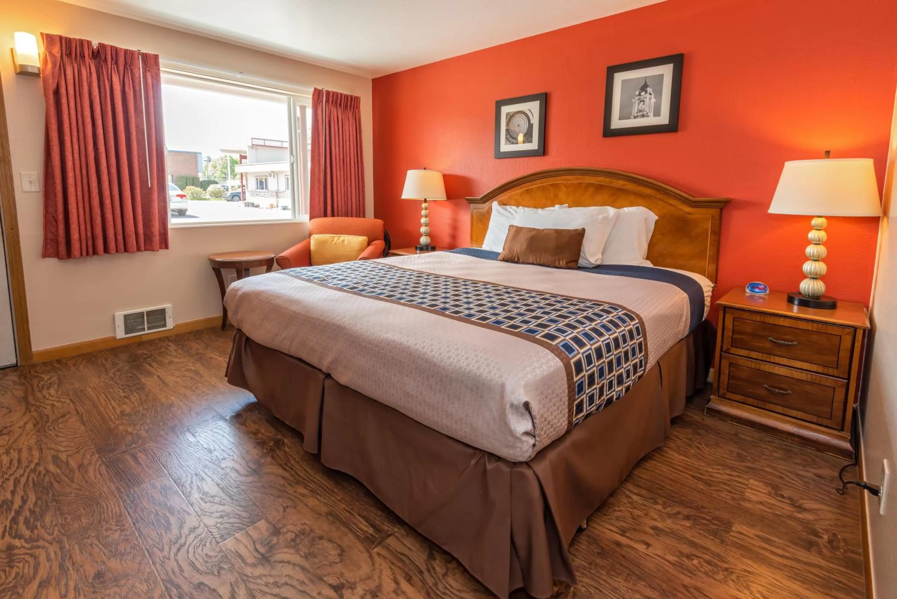 Photo of the whole room, Bed in Flagstone Motel