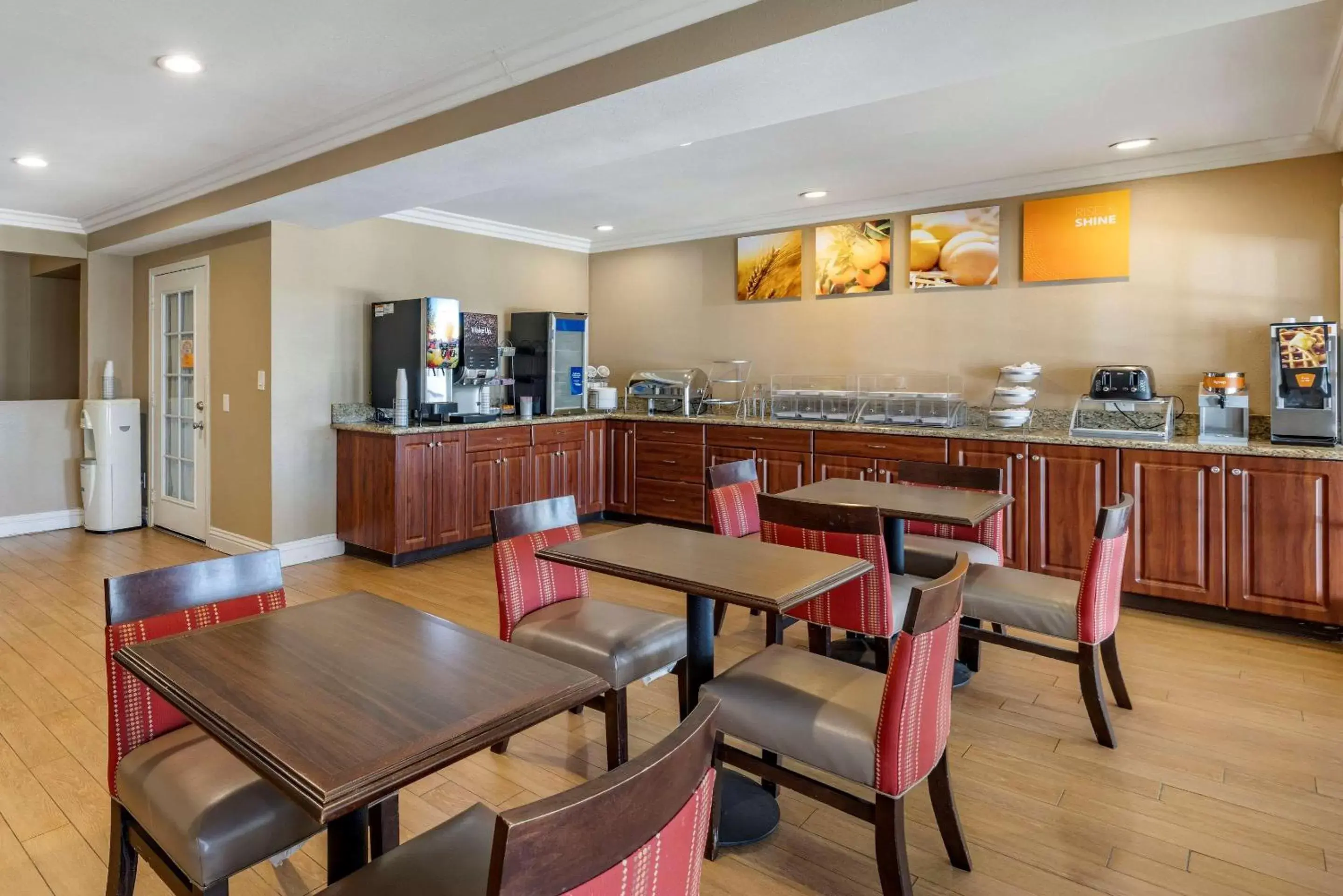 Restaurant/Places to Eat in Comfort Suites San Clemente Beach