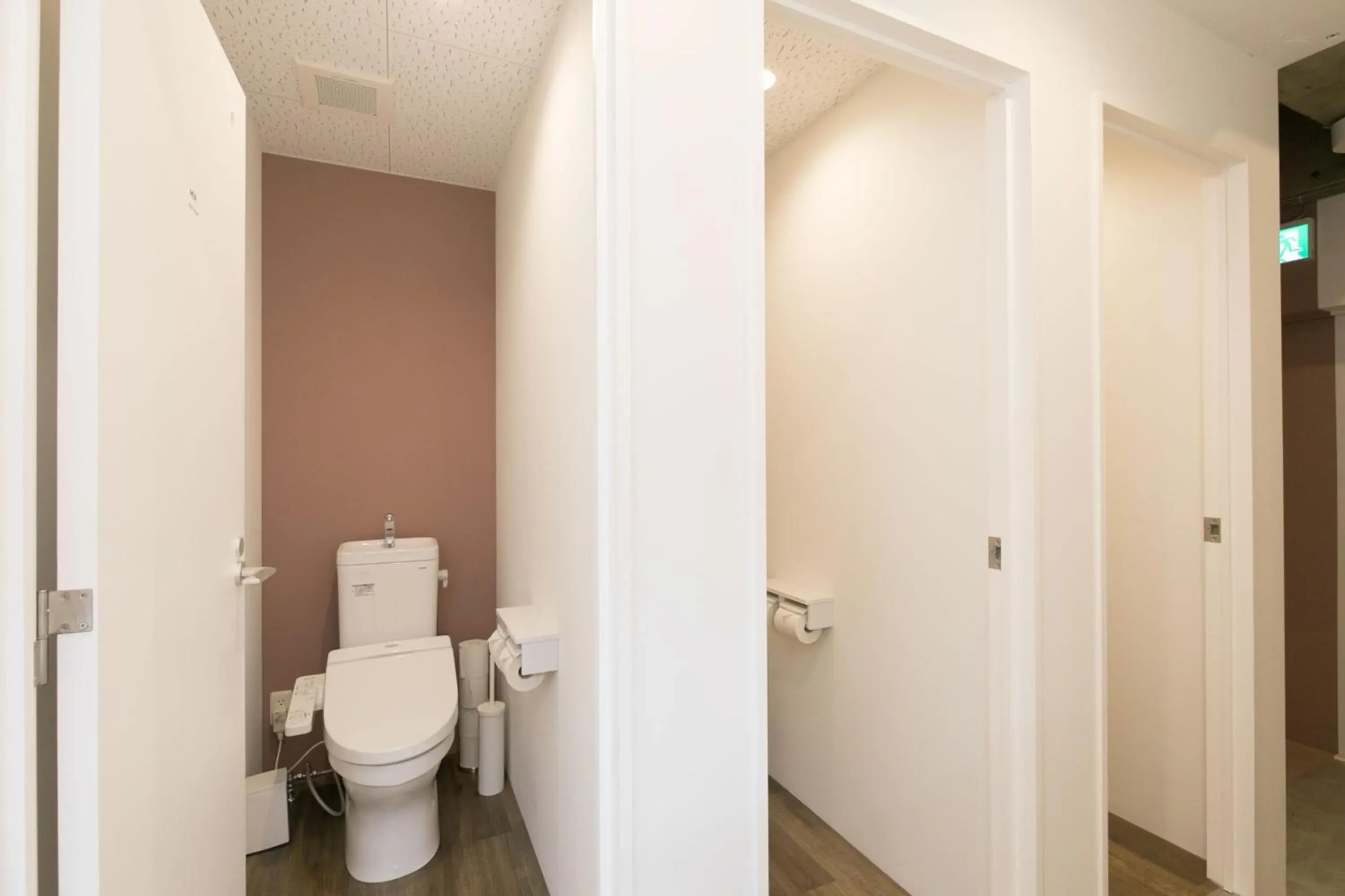 Area and facilities, Bathroom in hostel DEN