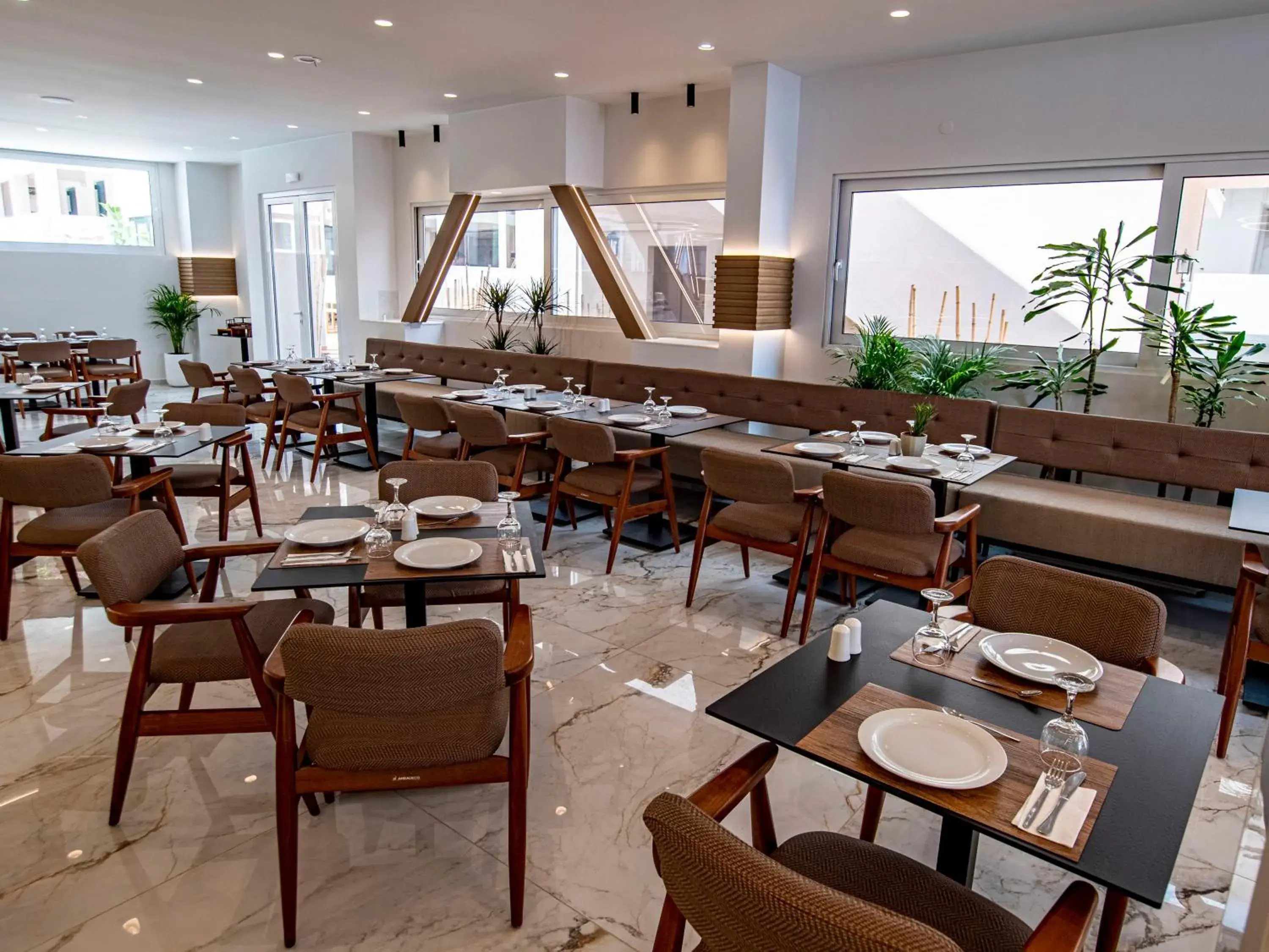 Restaurant/Places to Eat in Elmi Beach Hotel & Suites