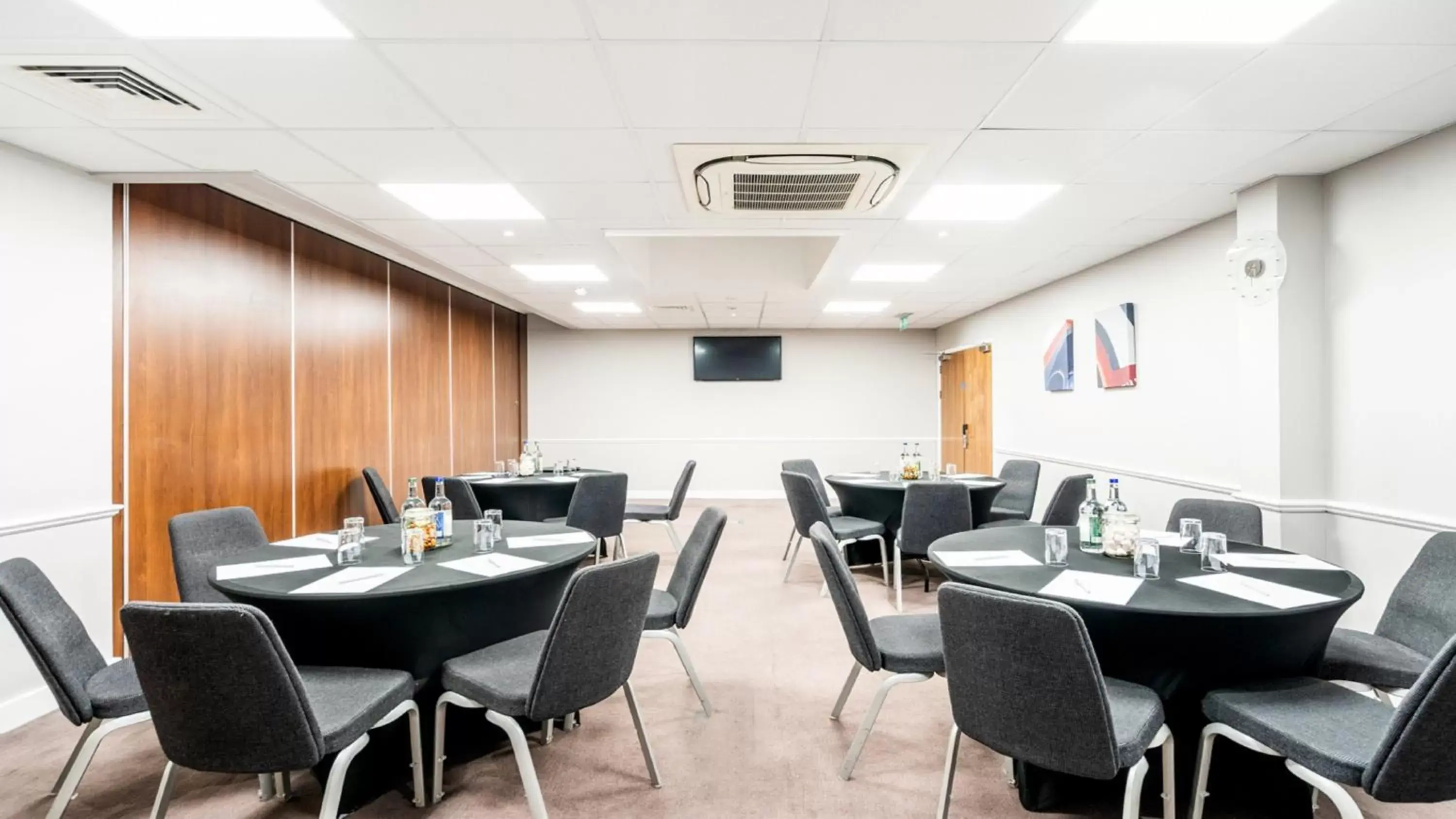 Meeting/conference room in Holiday Inn London Luton Airport, an IHG Hotel