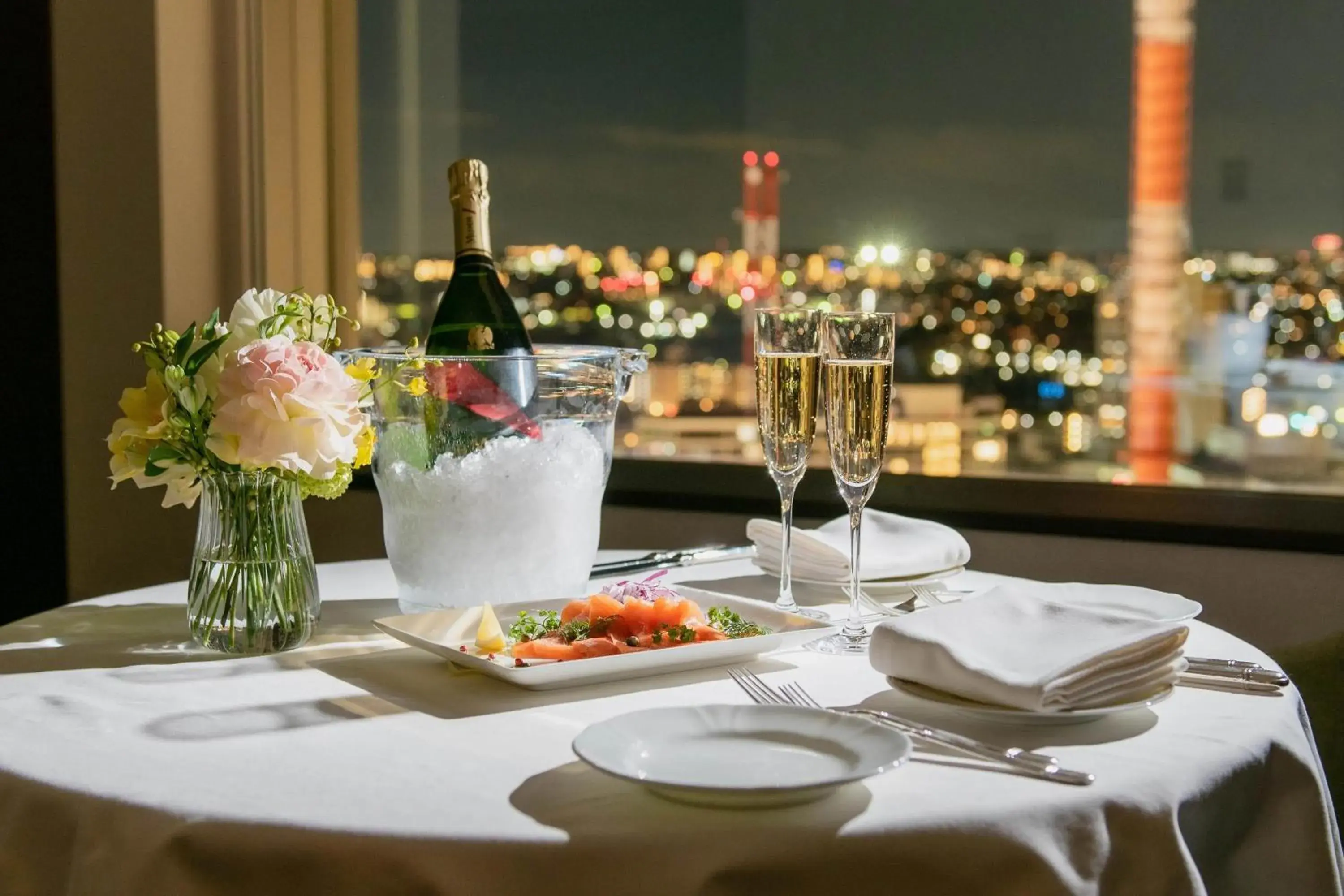 Photo of the whole room, Restaurant/Places to Eat in Yokohama Bay Sheraton Hotel and Towers