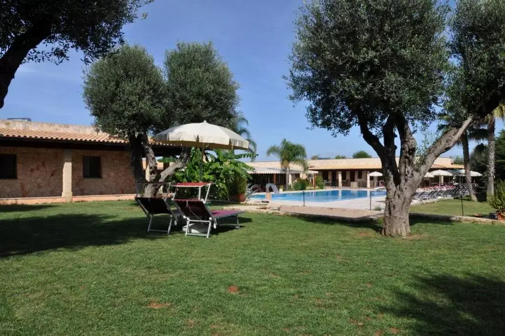 Garden, Swimming Pool in Hotel Masseria Le Pajare