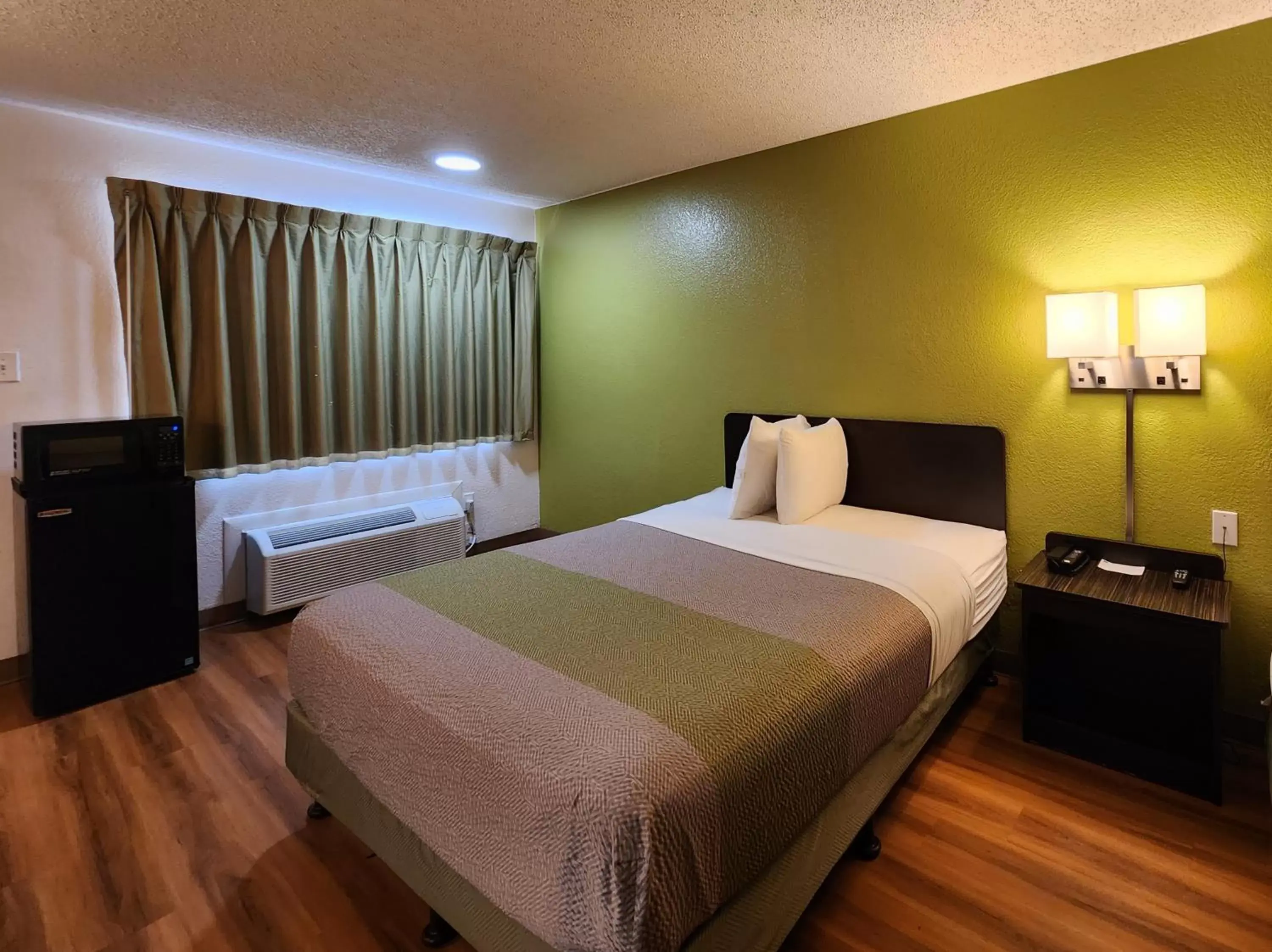 minibar, Bed in Motel 6-Baytown, TX - Baytown East