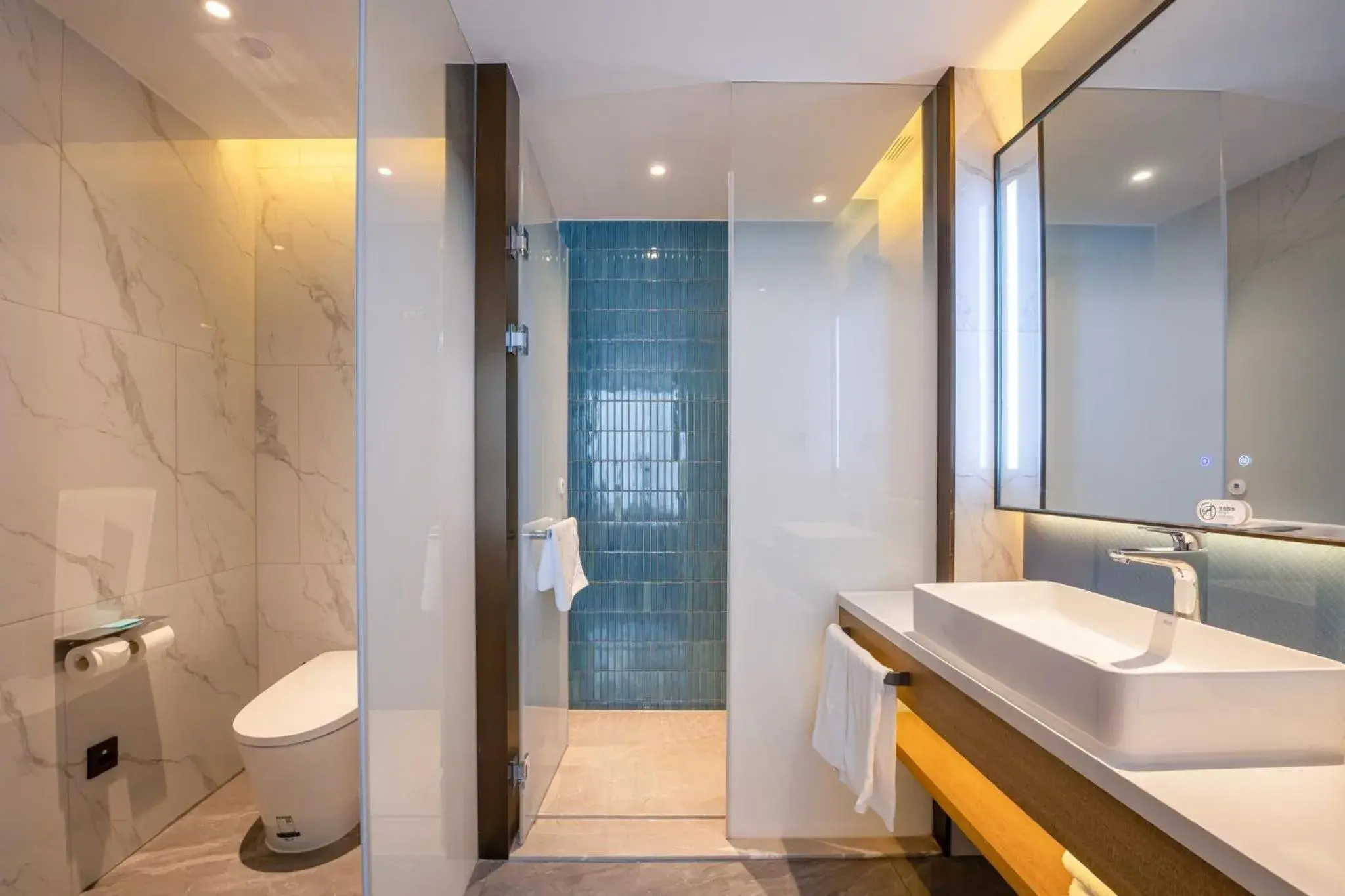 Photo of the whole room, Bathroom in Holiday Inn Express Suzhou Bay, an IHG Hotel