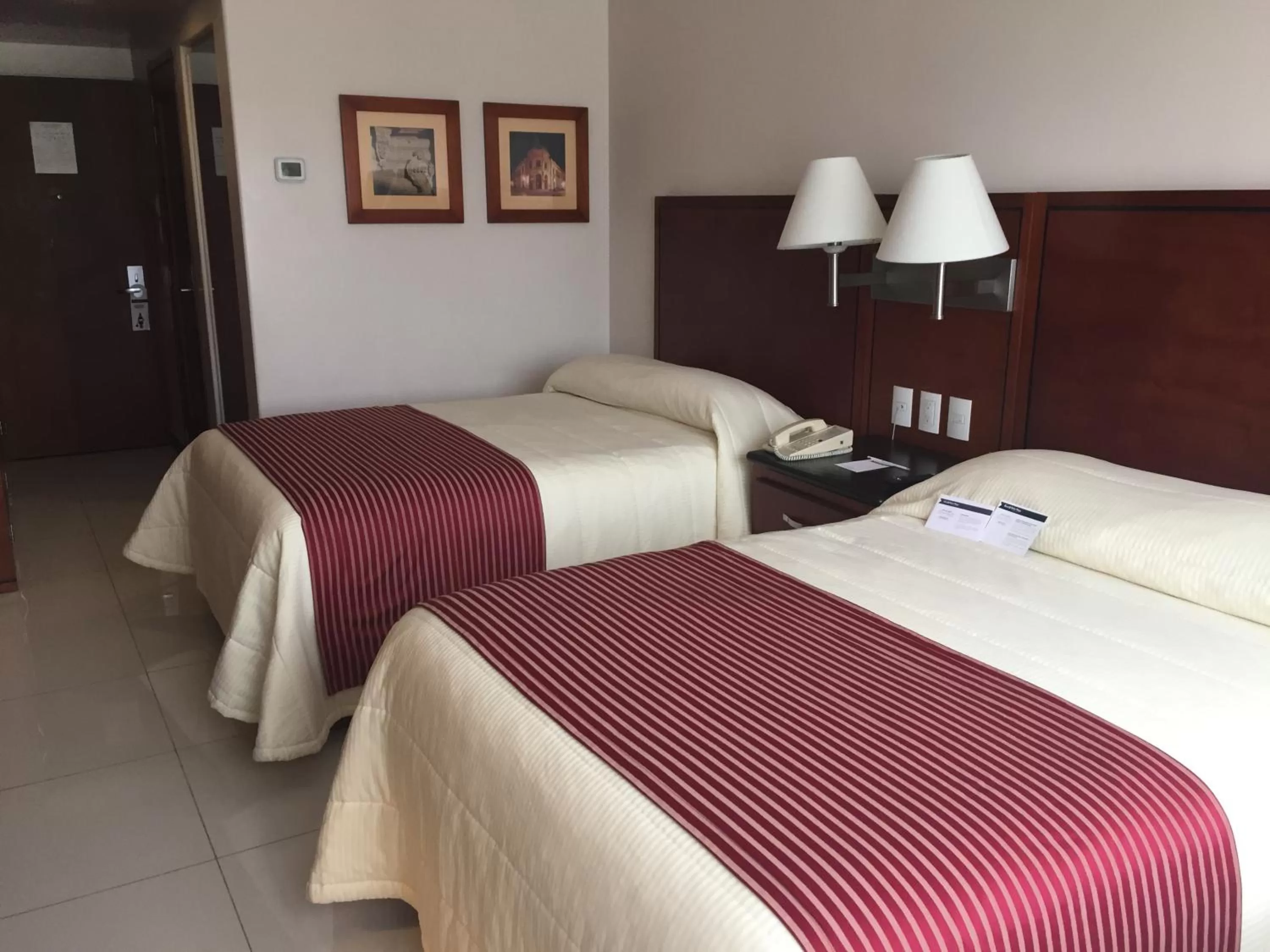 Property building, Bed in Hotel Fortin Plaza