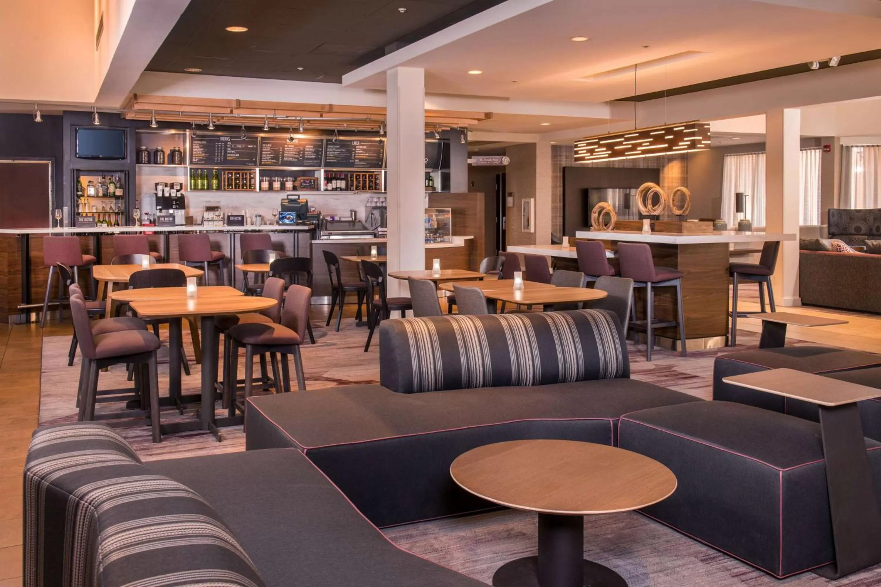 Restaurant/places to eat in Sonesta Select Columbia