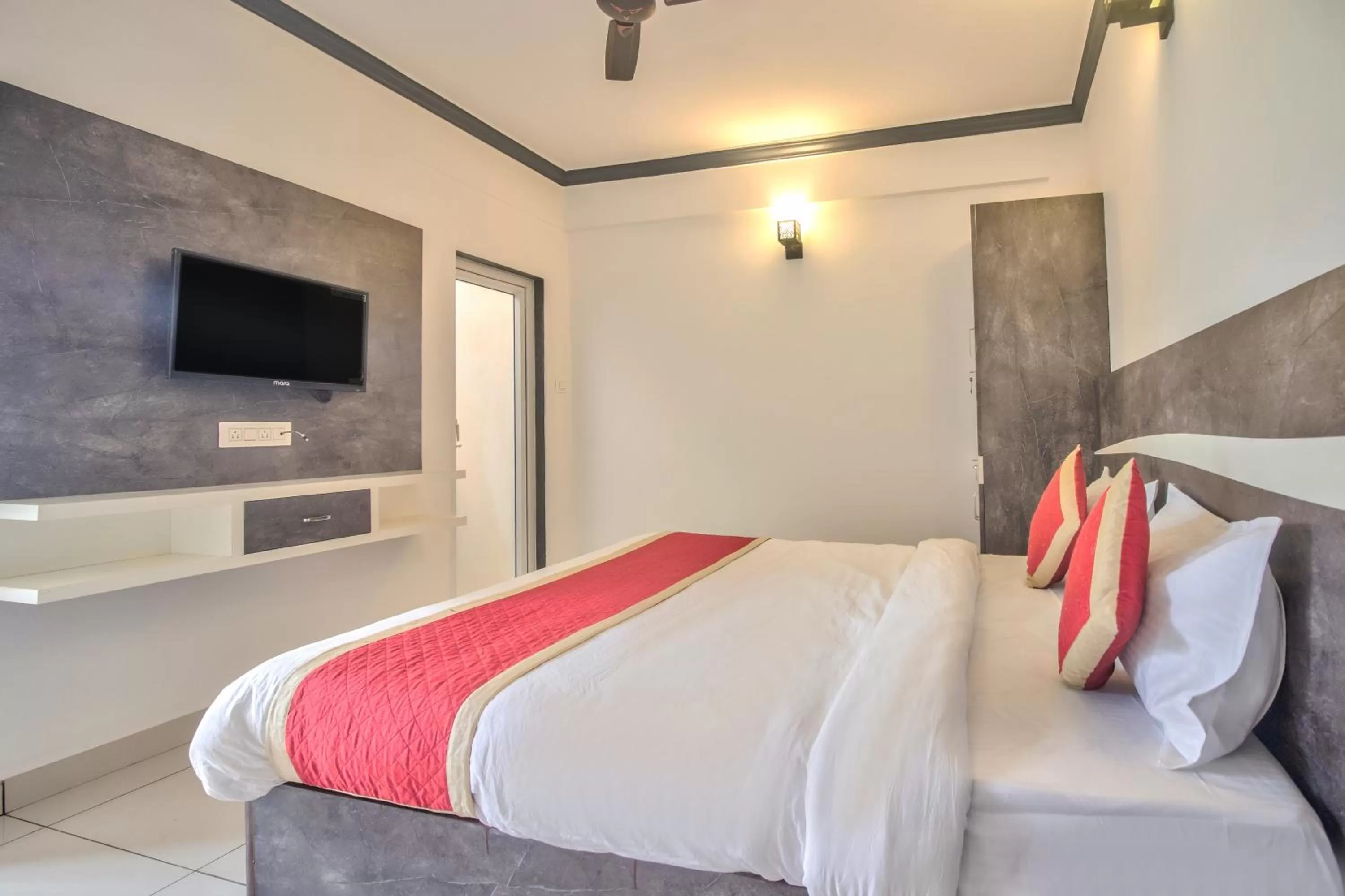 Photo of the whole room, Bed in Oceano Beach Resort