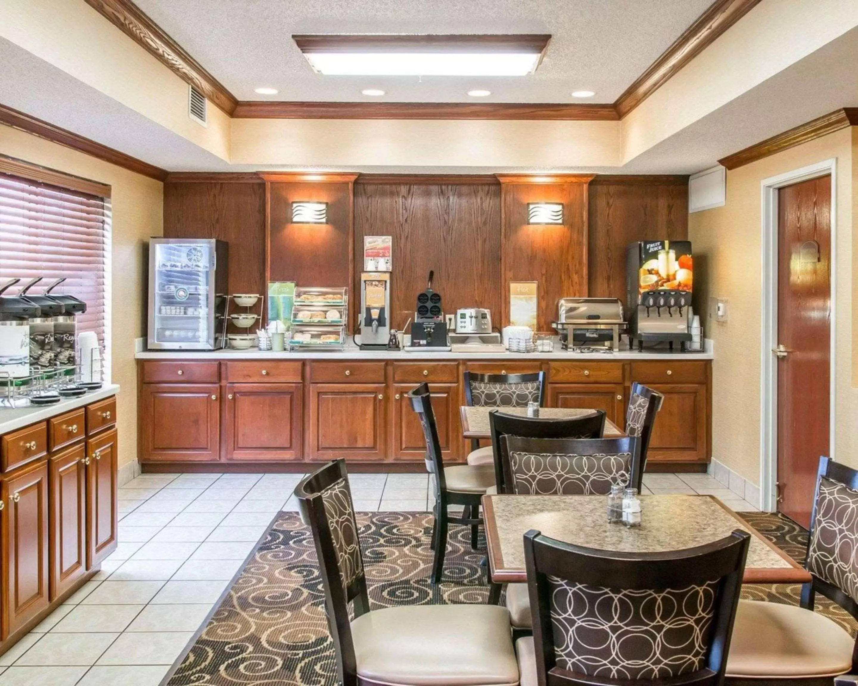 Restaurant/Places to Eat in Quality Inn & Suites Niles
