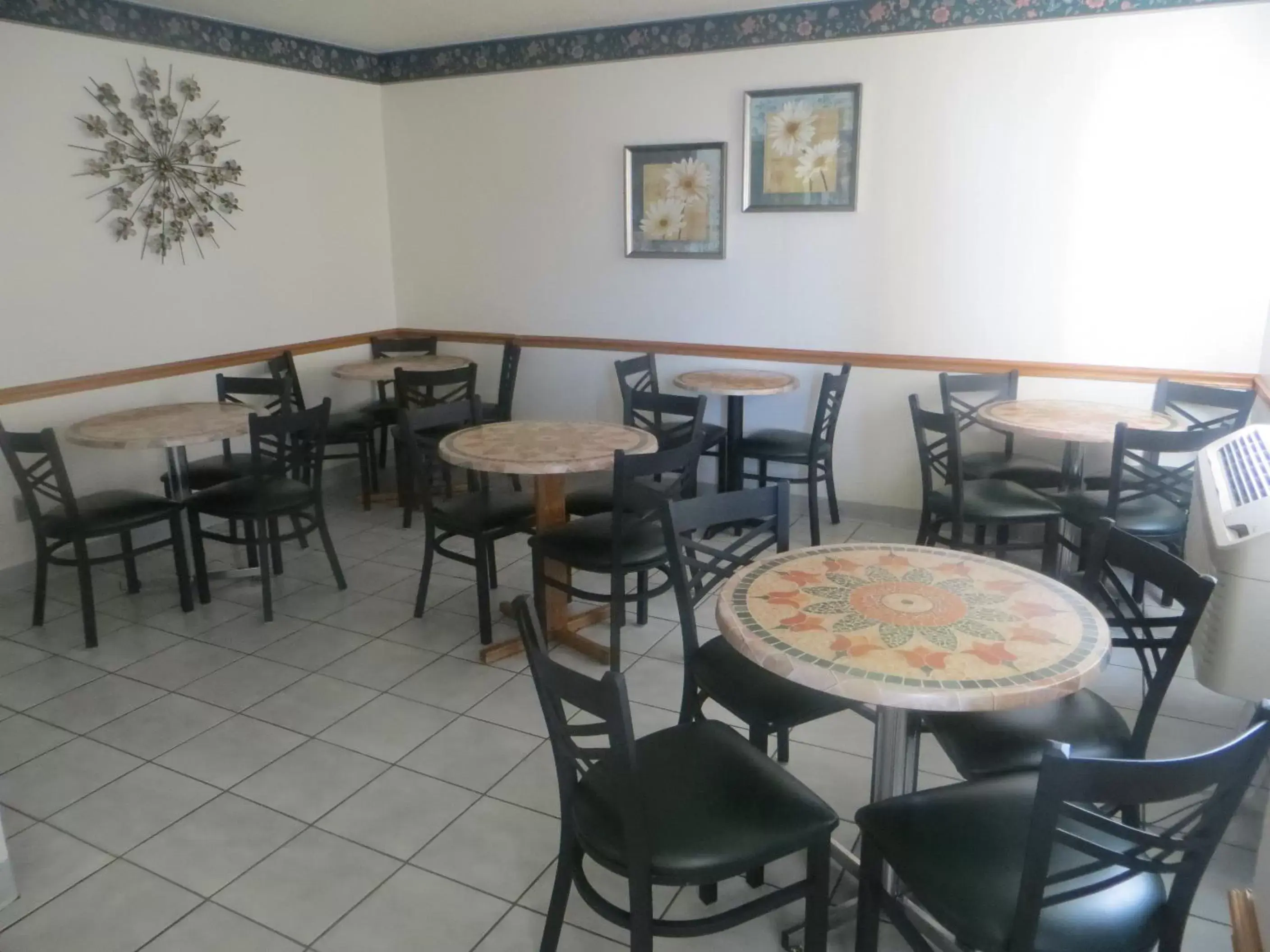Coffee/tea facilities, Restaurant/Places to Eat in Super 8 by Wyndham Ogallala