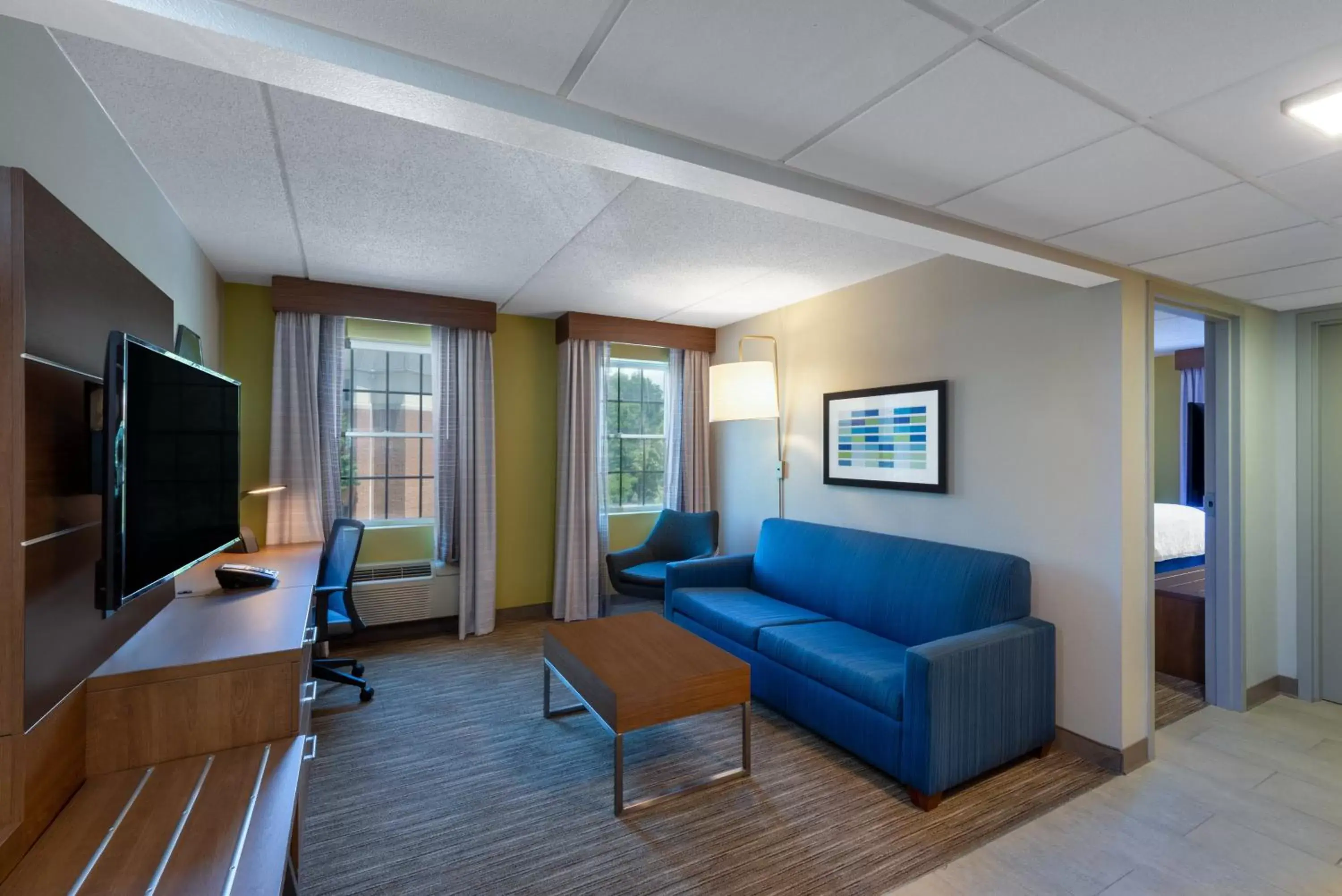 Photo of the whole room, Seating Area in Holiday Inn Express State College at Williamsburg Square, an IHG Hotel