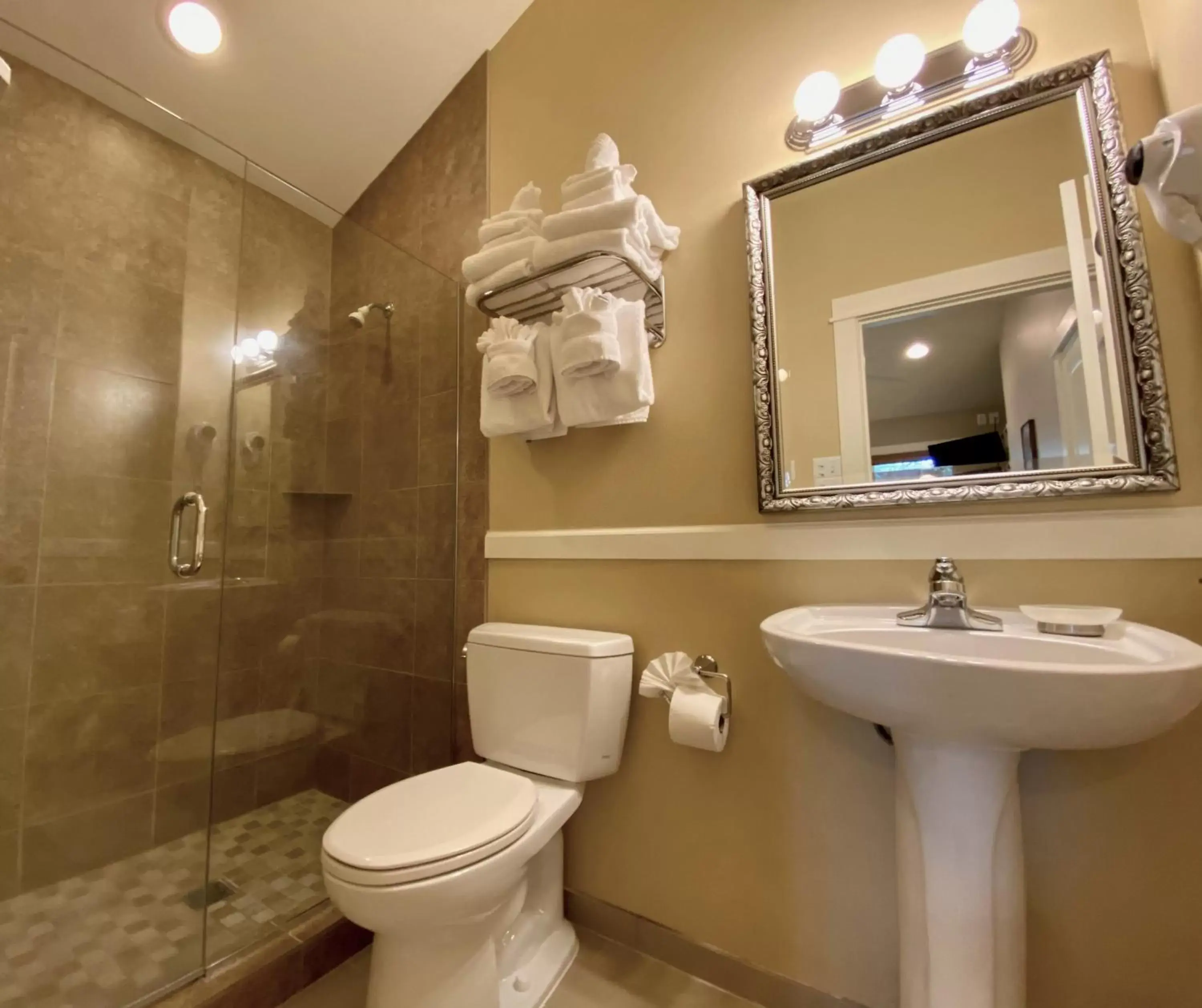 Shower, Bathroom in Lighthouse Inn