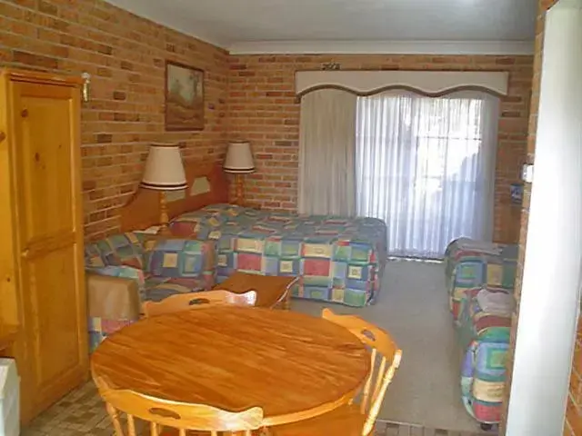 Photo of the whole room, Dining Area in Coachmans Rest Motor Lodge