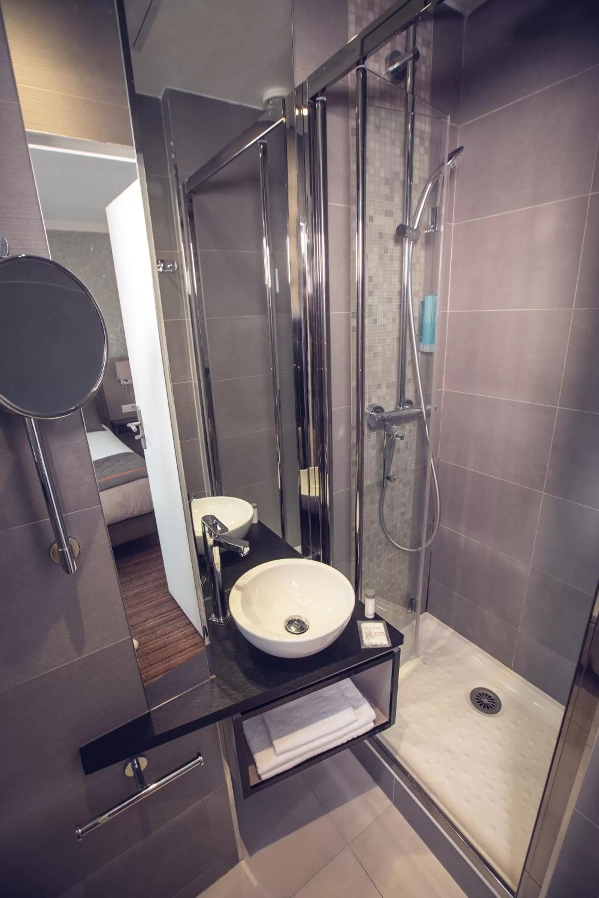 Shower in Timhotel Tour Eiffel
