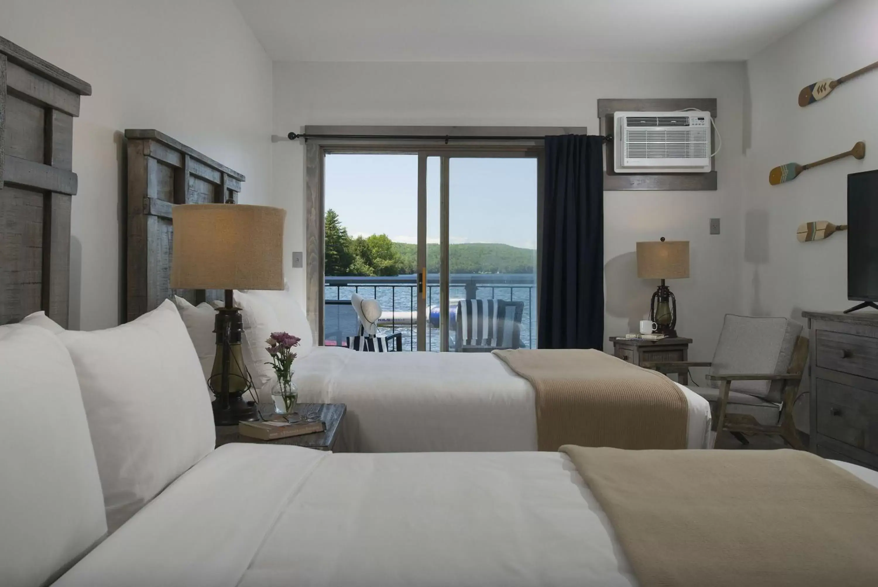 Bed in Lake Bomoseen Lodge