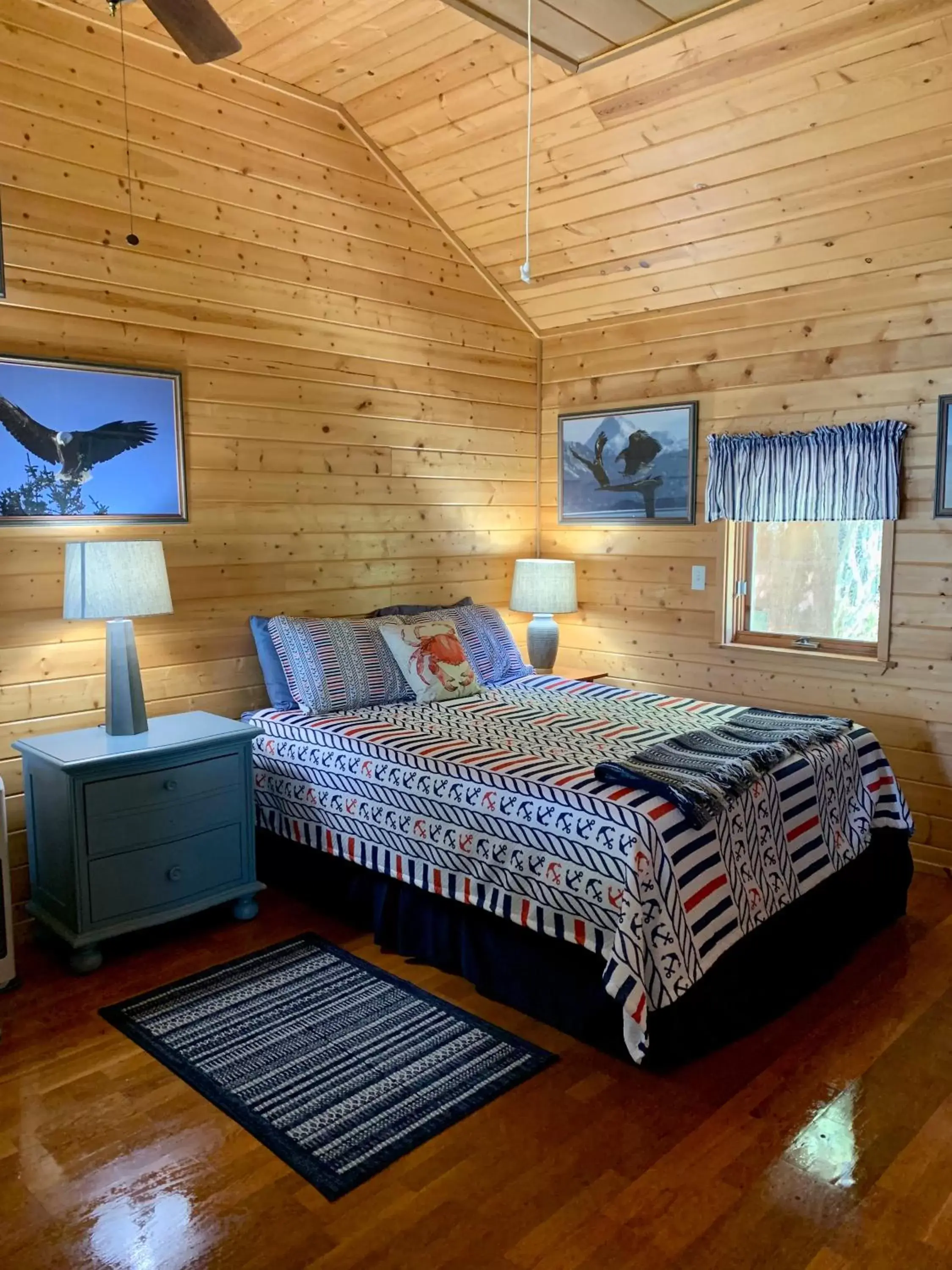 Living room, Bed in Clam Gulch Lodge