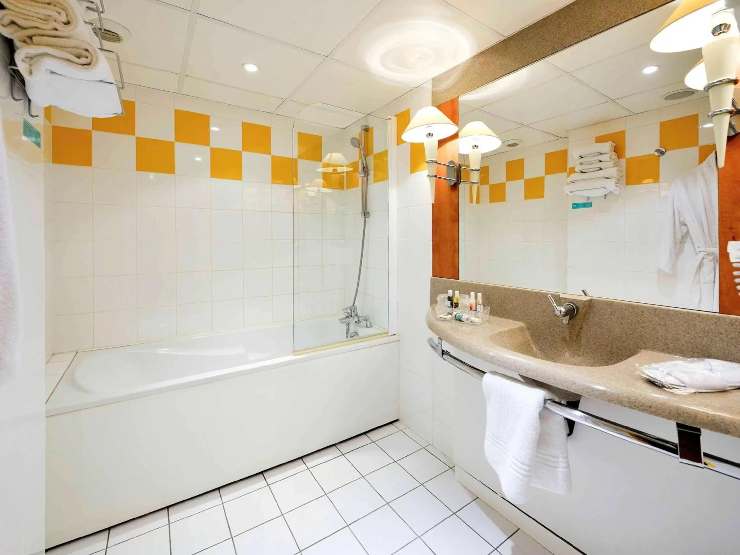 Photo of the whole room, Bathroom in Mercure Epinal Centre