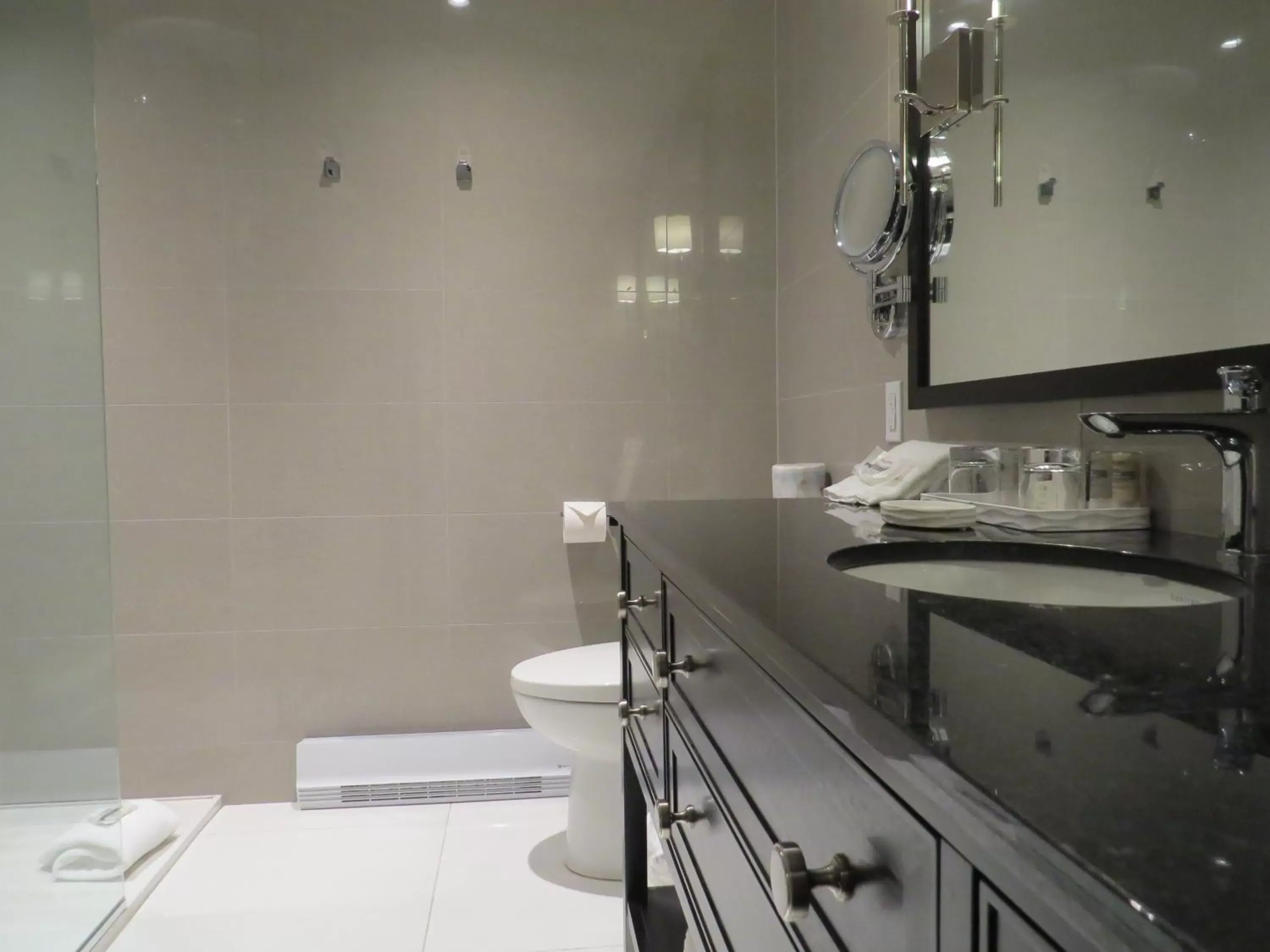 Bathroom, Kitchen/Kitchenette in Ripplecove Hotel & Spa