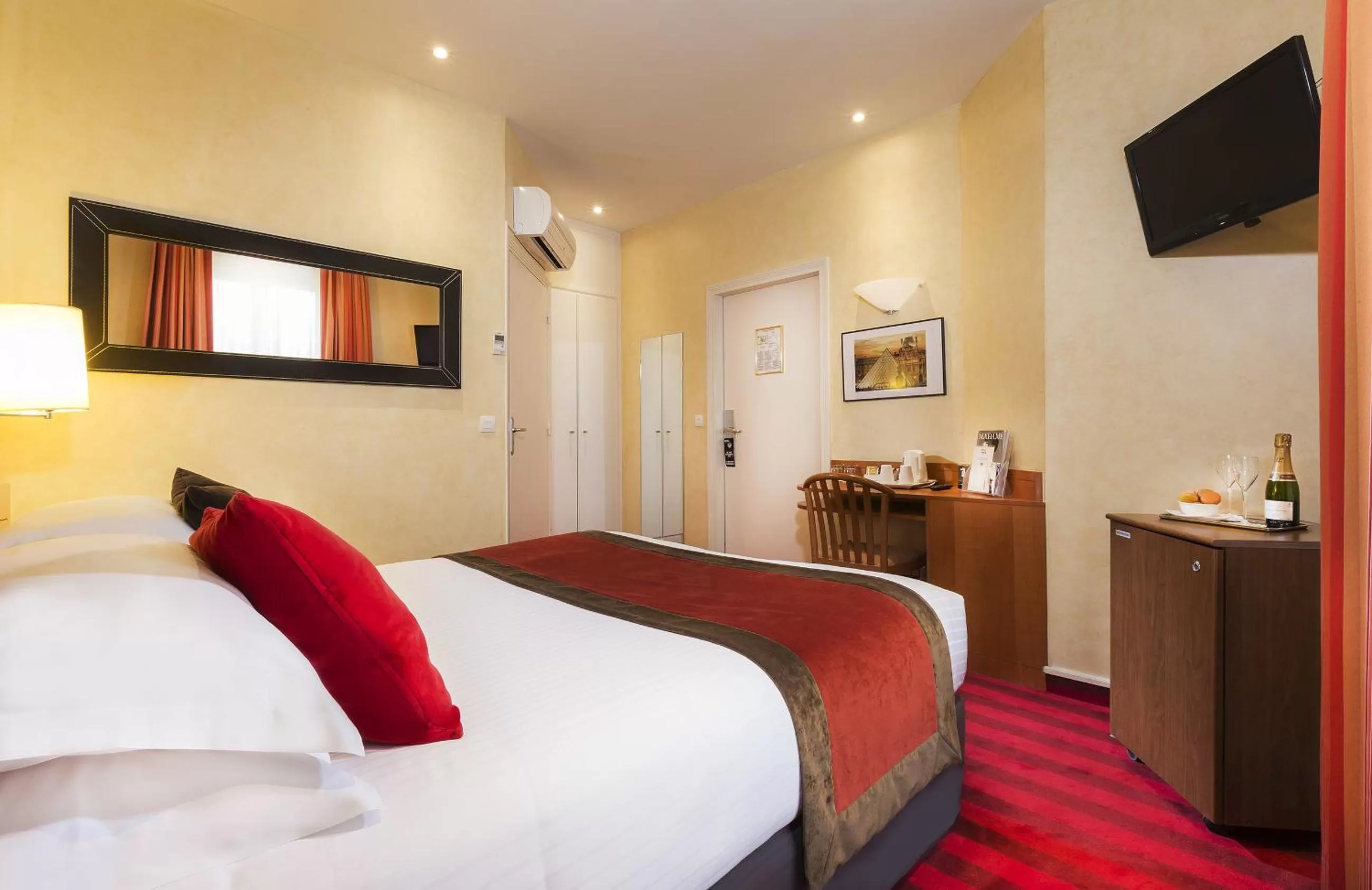 Coffee/tea facilities, Bed in Europe Hotel Paris Eiffel