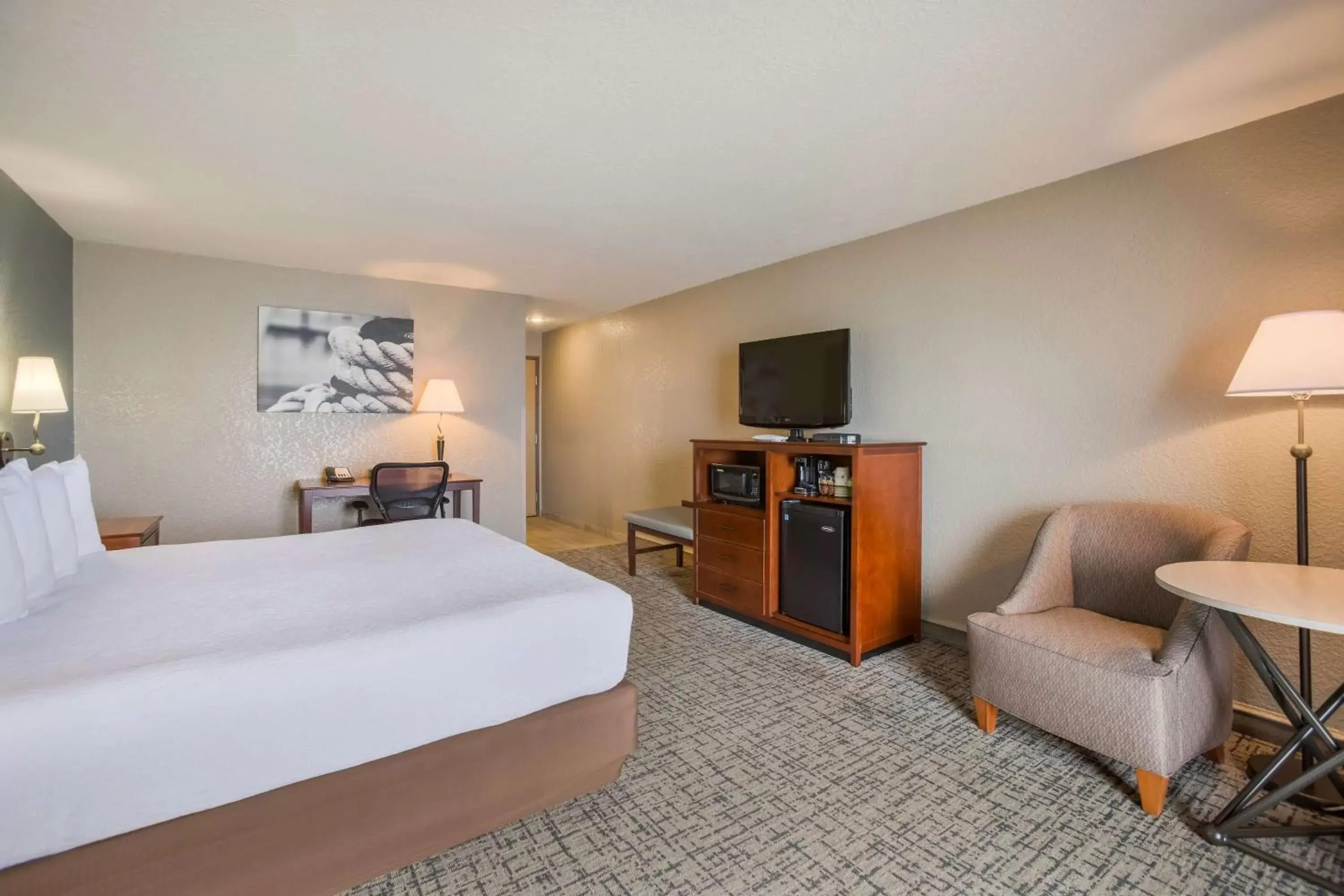 Bedroom, TV/Entertainment Center in Best Western Harbour Pointe Lakefront