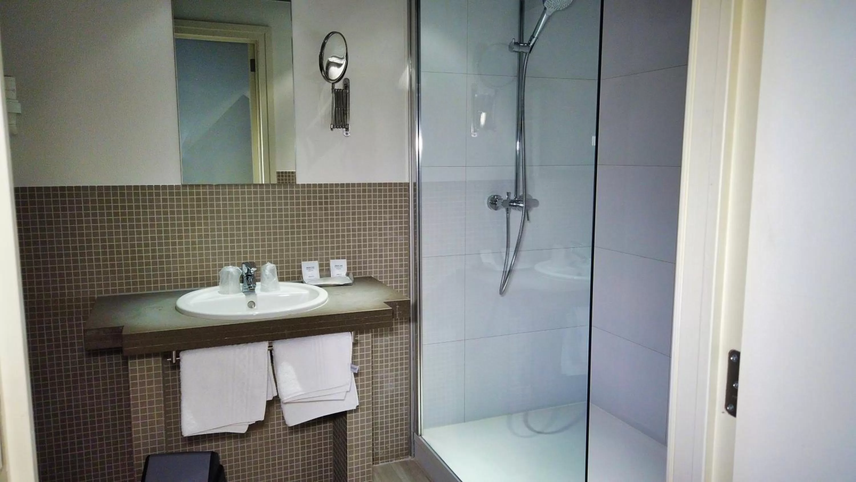 Shower in Hotel Bliss