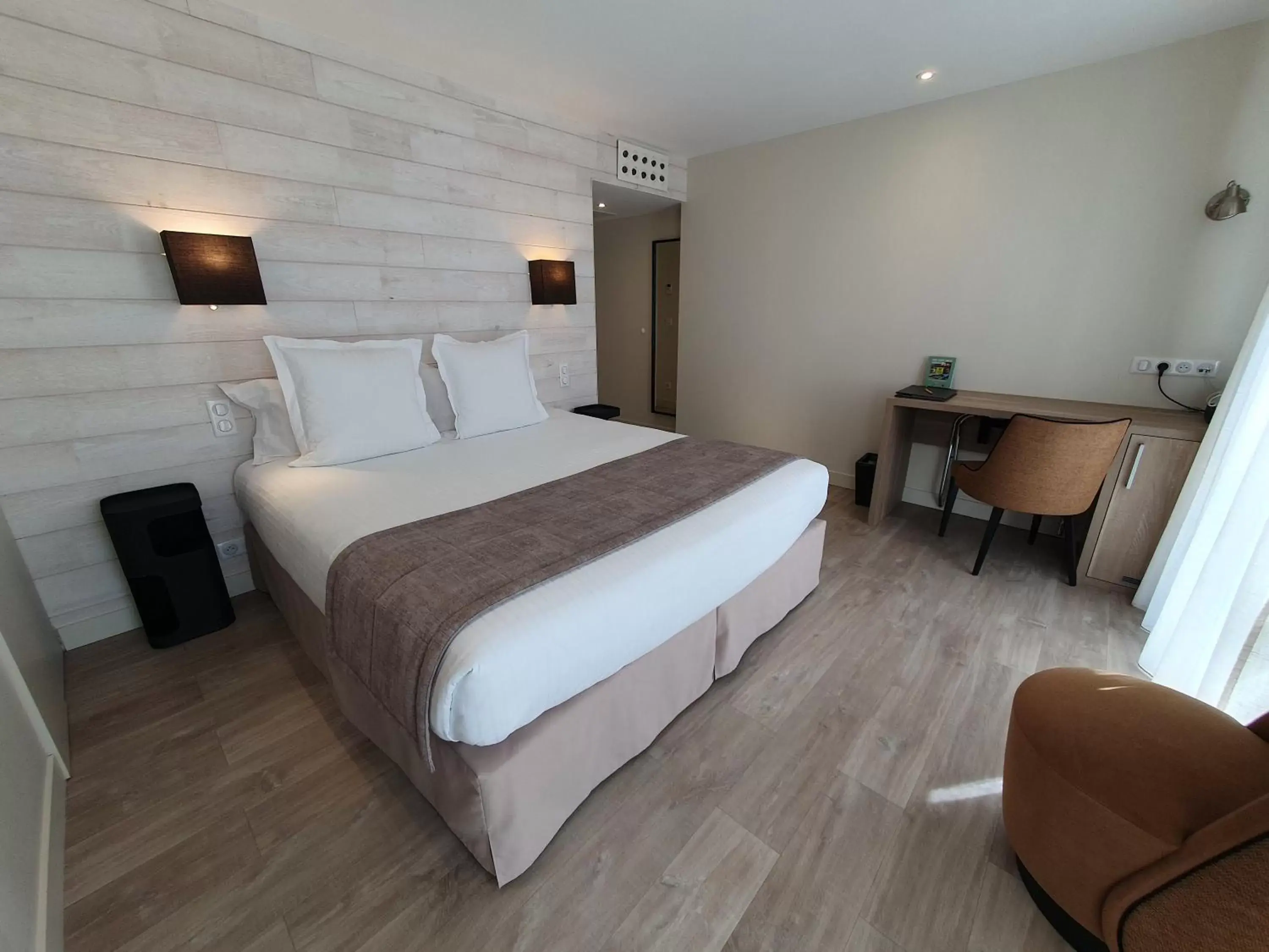 Property building, Bed in Logis Hotel La Closerie