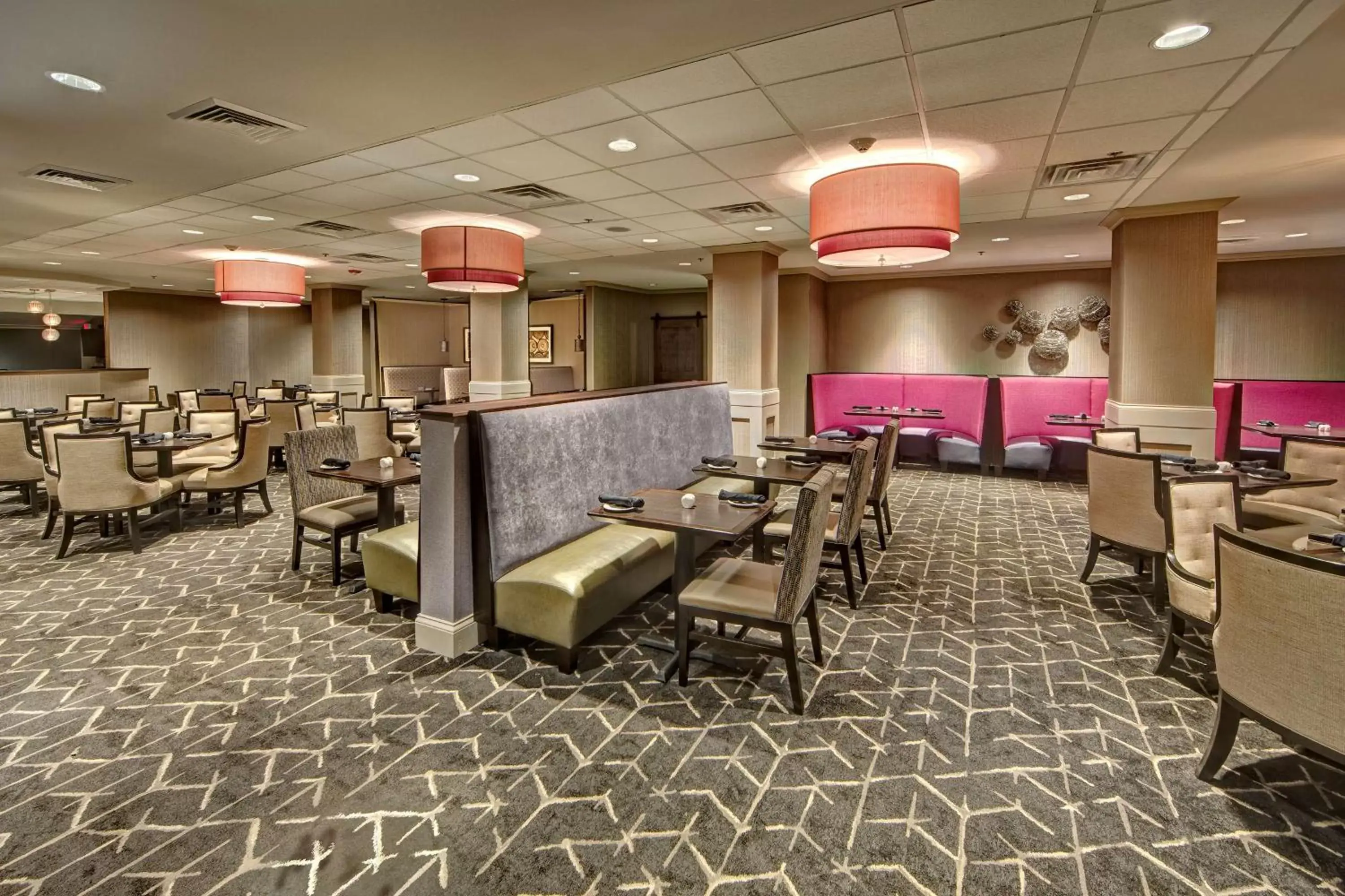Restaurant/Places to Eat in DoubleTree by Hilton Decatur Riverfront