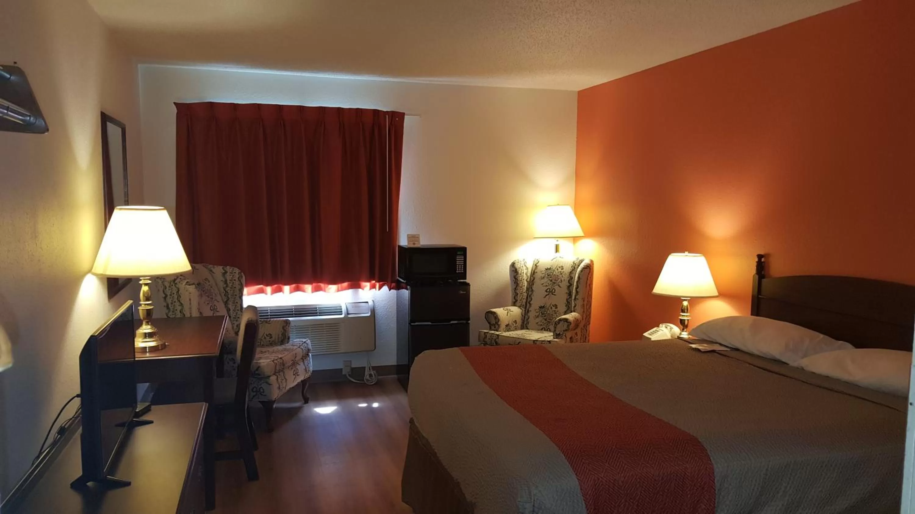 Bedroom, Bed in Motel 6-Saukville, WI