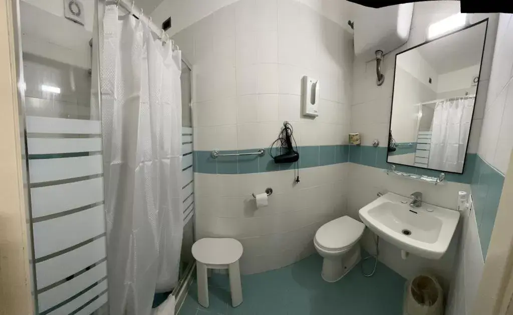 Bathroom in PICCOLO HOTEL Con Access ZTL !!! Ɲel Ƈentro Storico di Ƒirenze !!!