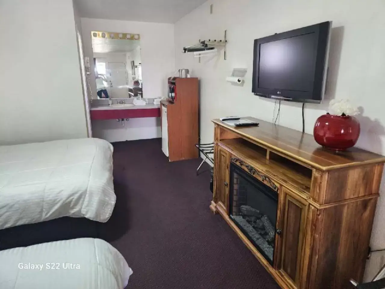 Bed, TV/Entertainment Center in Rose's Motel