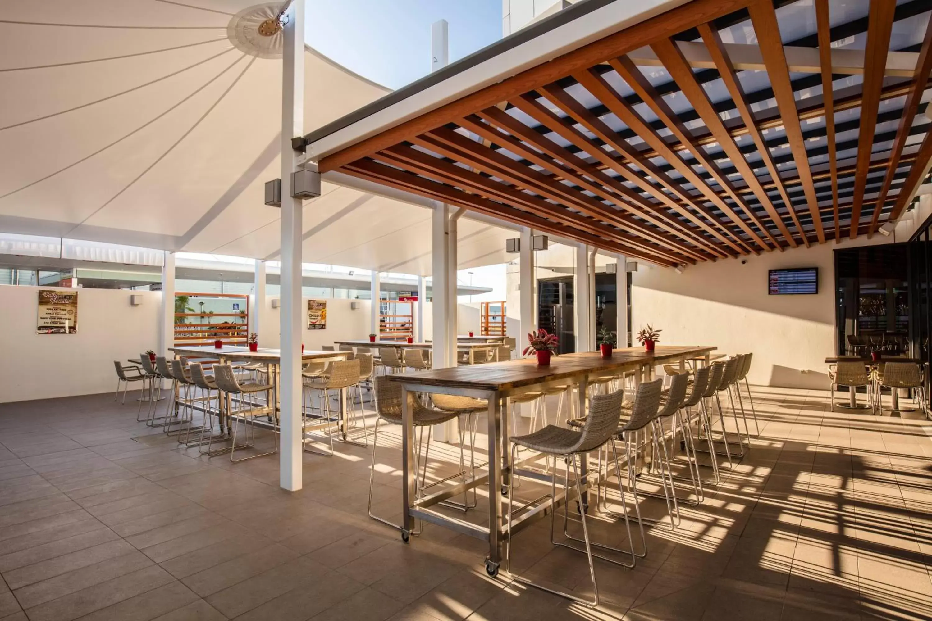 Balcony/Terrace, Restaurant/Places to Eat in Ibis Mackay