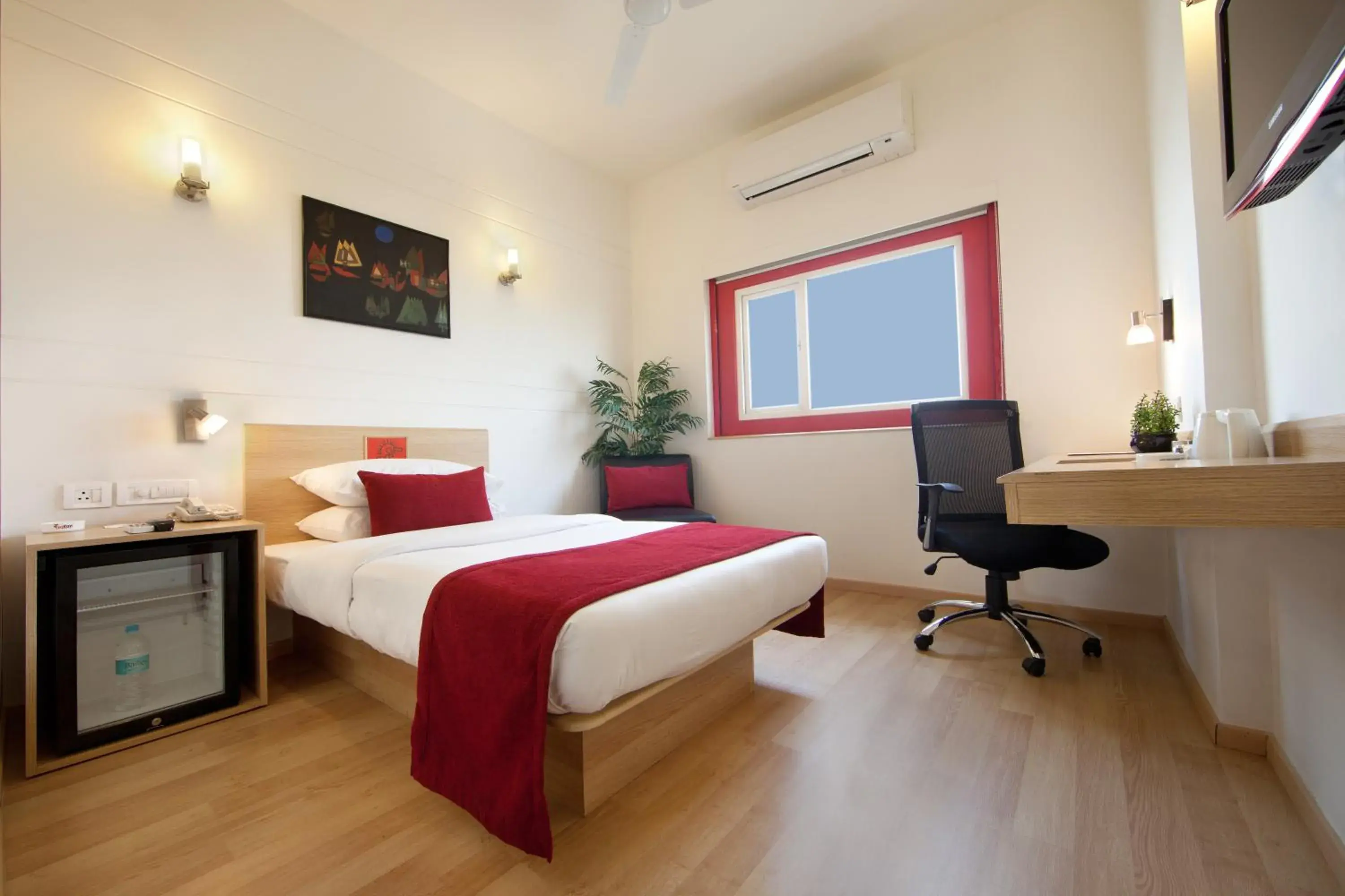 Photo of the whole room, Bed in Red Fox Hotel, East Delhi