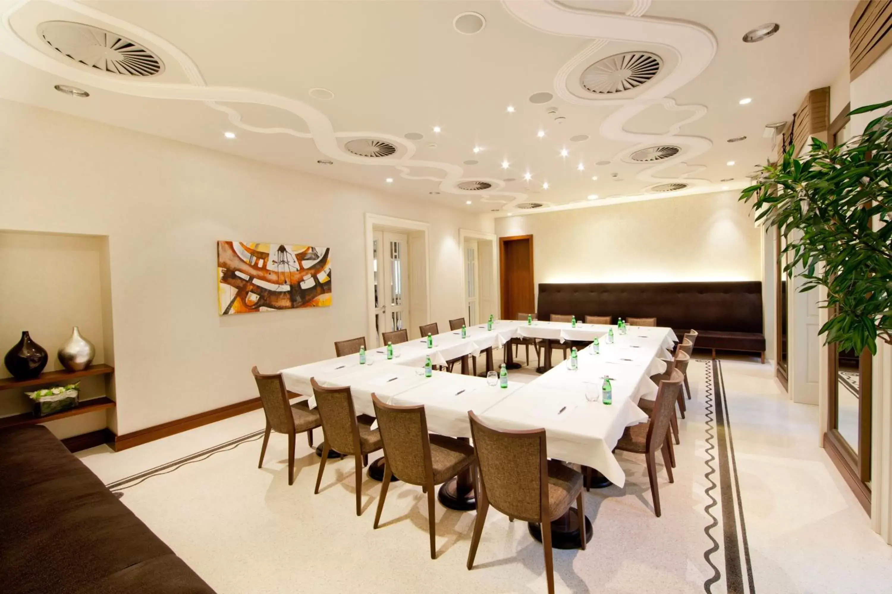 Business facilities in Roset Hotel & Residence
