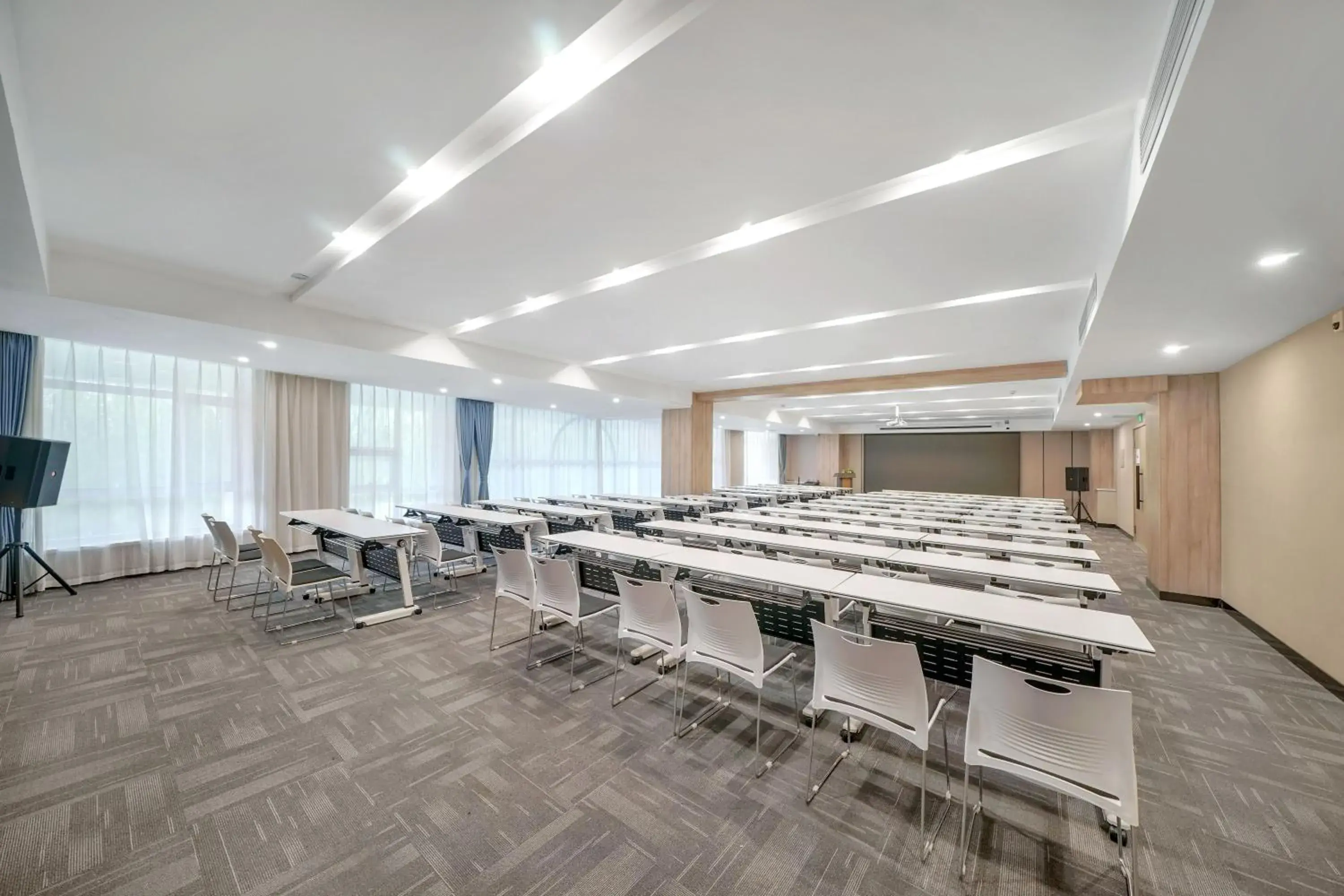 Meeting/conference room in Holiday Inn Express - Harbin Songbei New District, an IHG Hotel