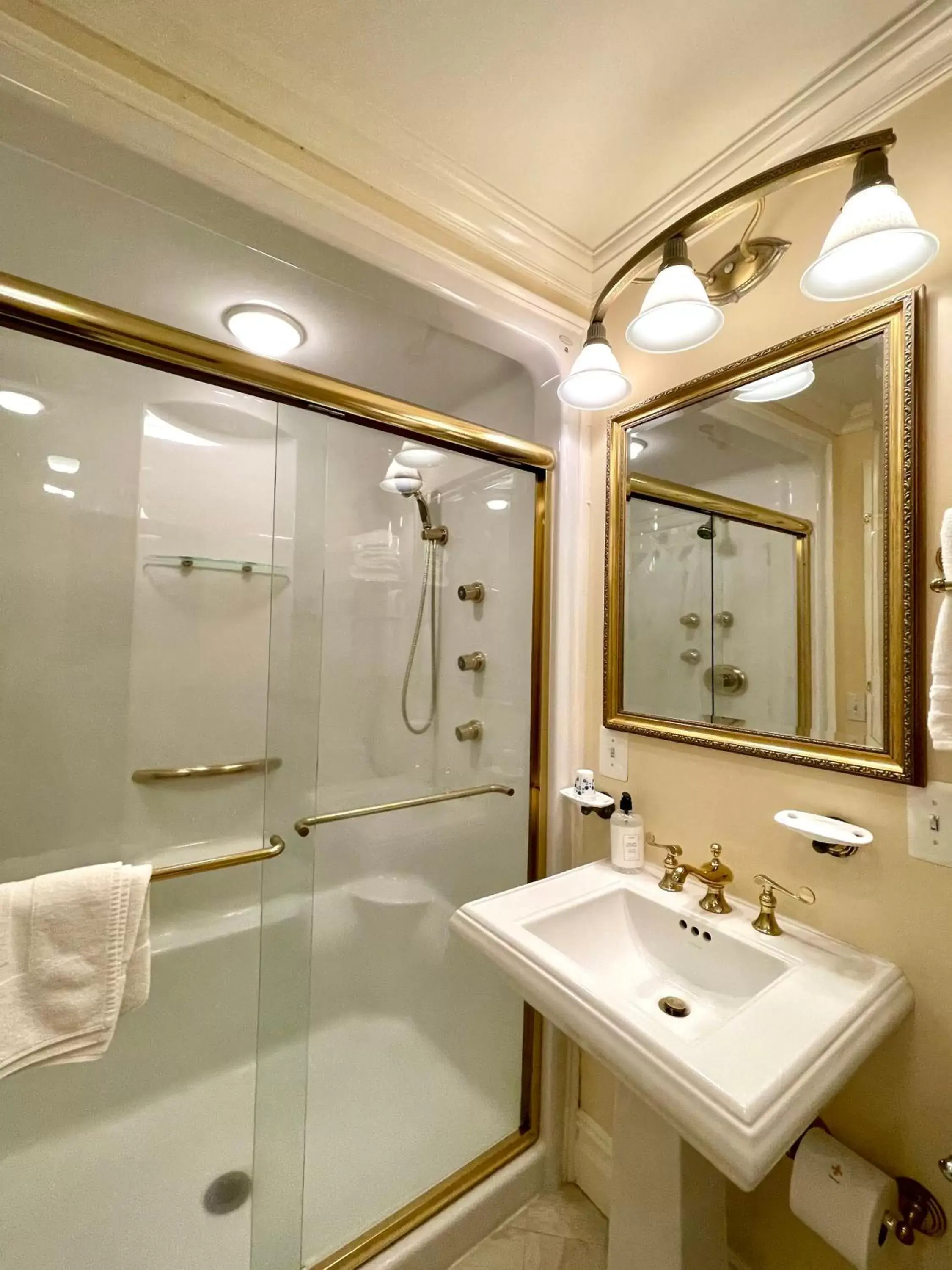 Bathroom in Atlantis Inn Hotel