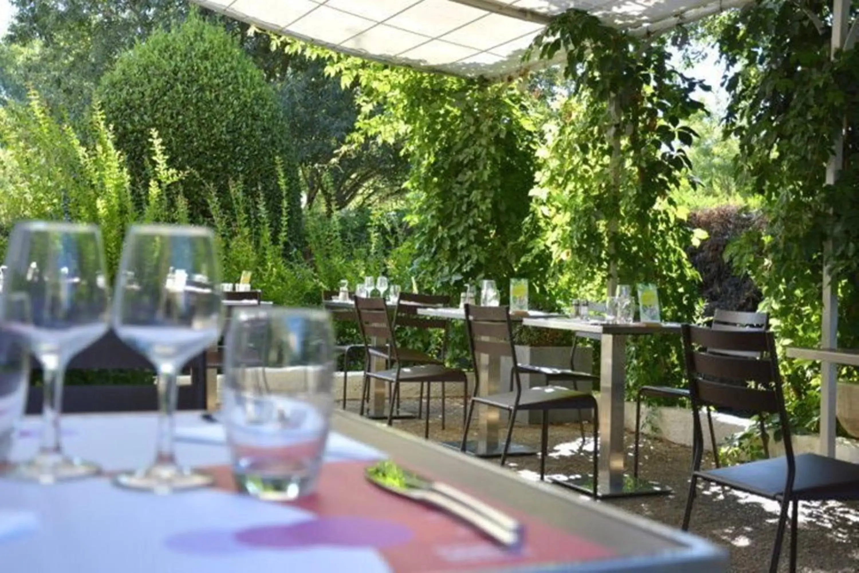 Patio, Restaurant/Places to Eat in Campanile Aix-en-Provence Sud - Pont de l'Arc