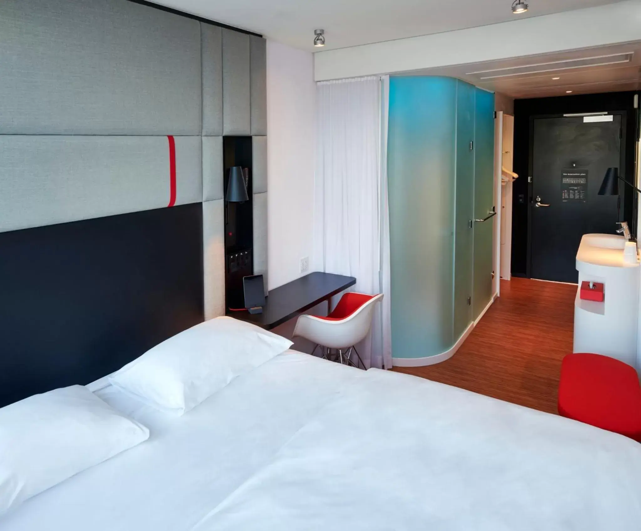 Photo of the whole room, Bed in citizenM Miami Worldcenter