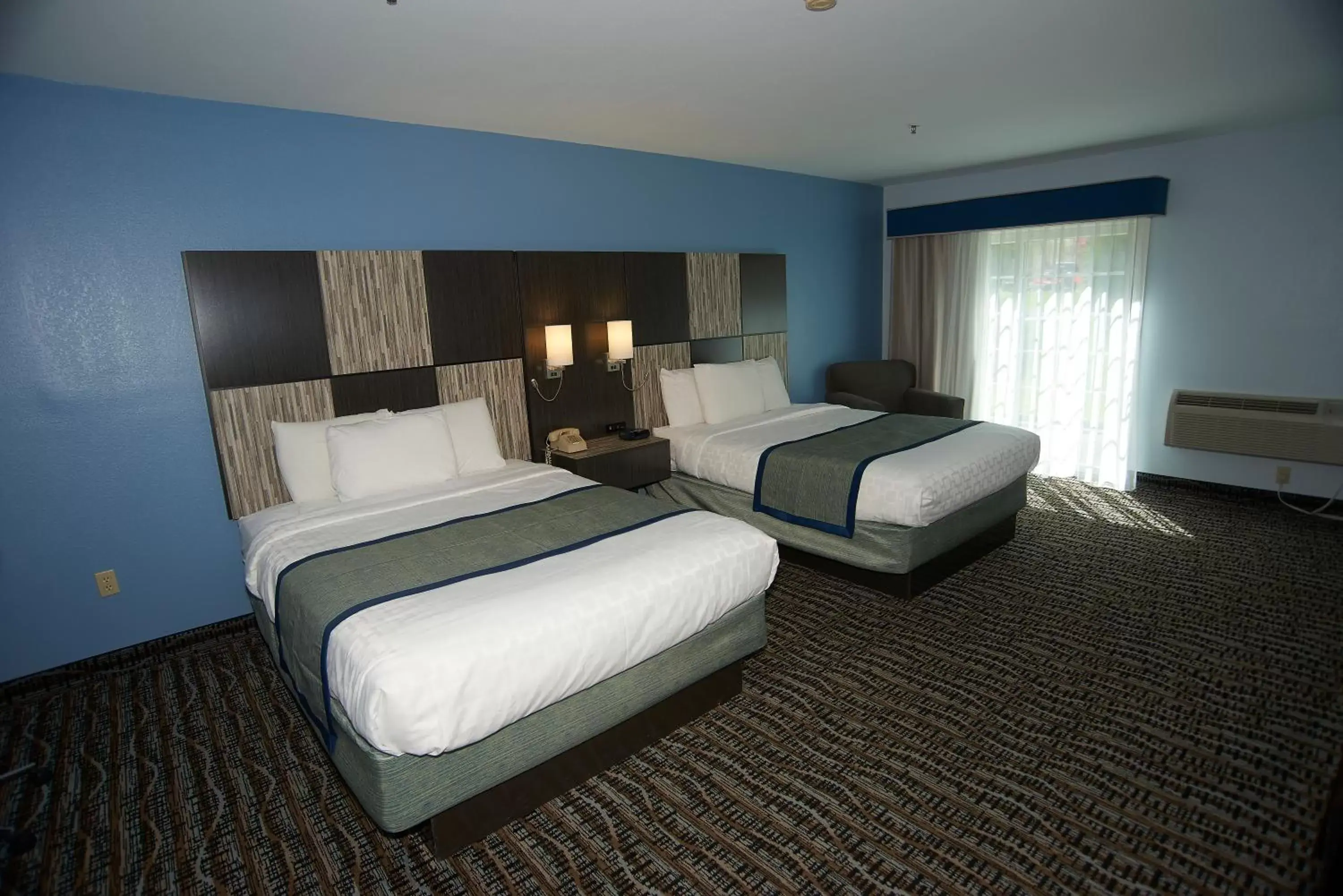 Photo of the whole room, Bed in Sandwich Lodge & Resort