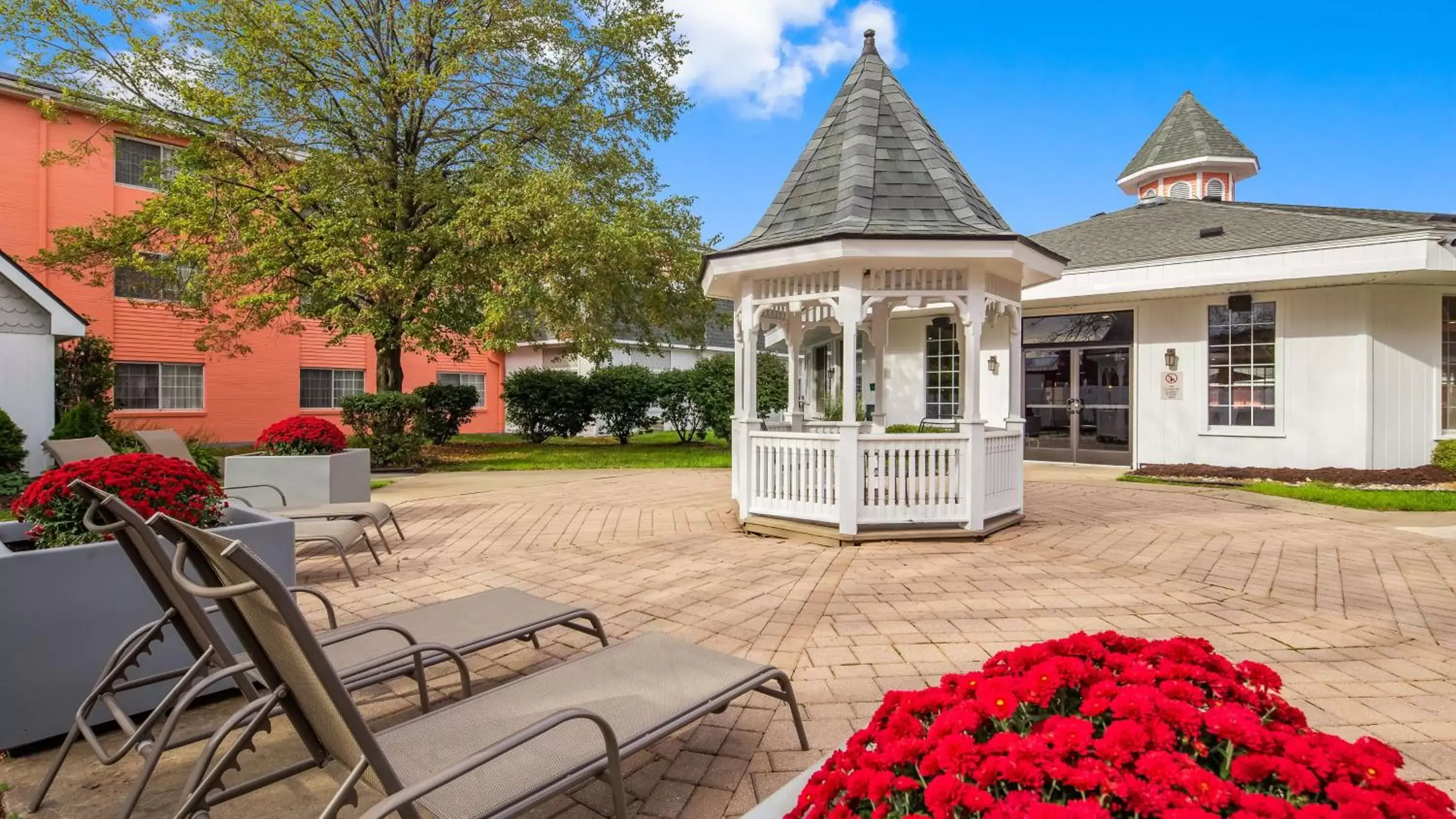 Garden, Property Building in Best Western Greenfield Inn