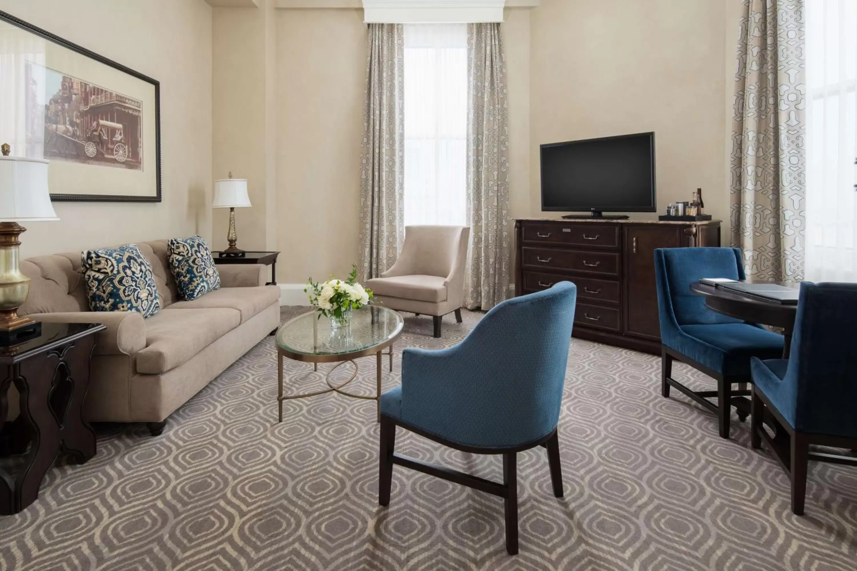 Living room, Seating Area in The Roosevelt Hotel New Orleans - Waldorf Astoria Hotels & Resorts