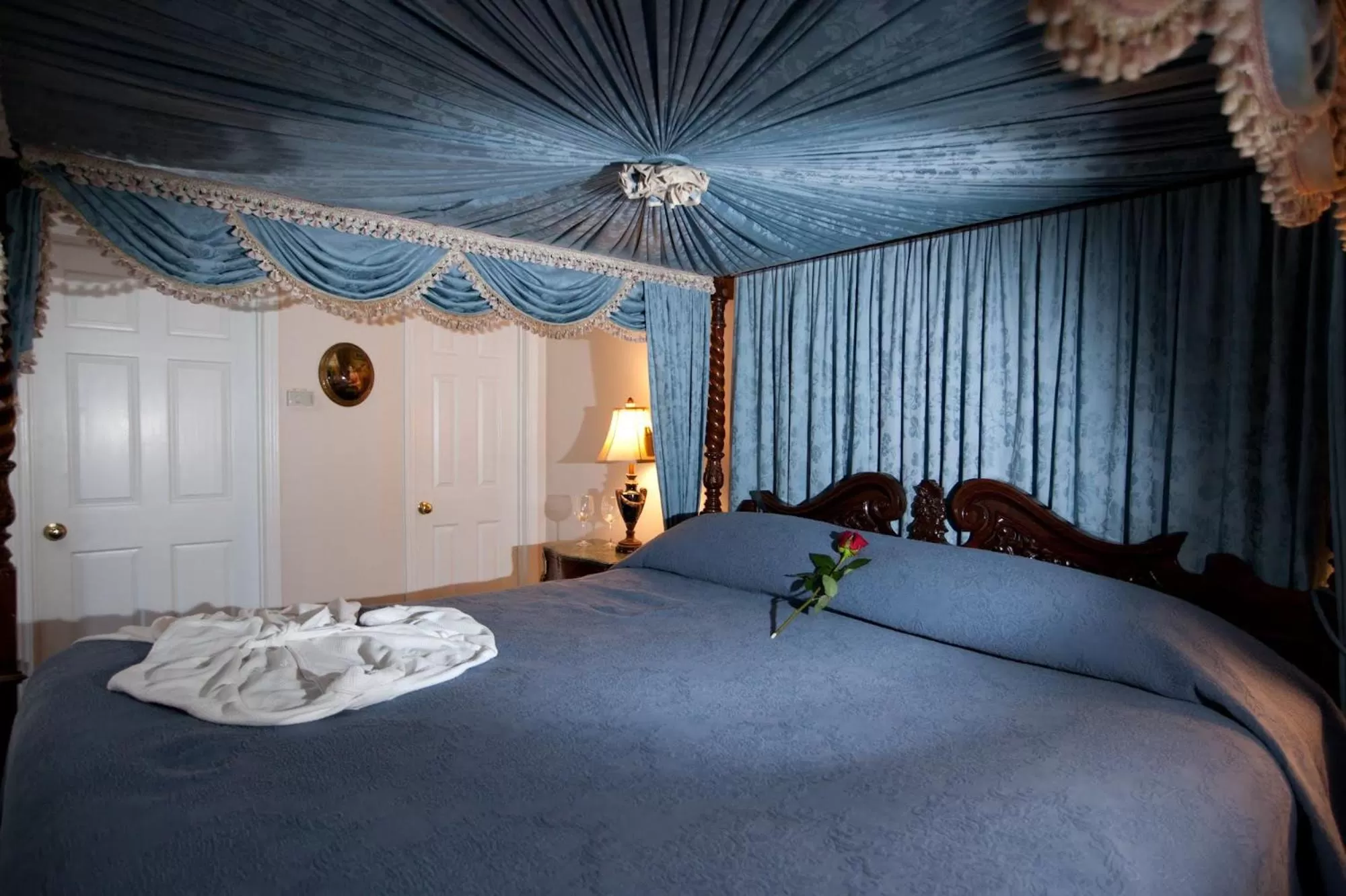 Bed in Monmouth Historic Inn