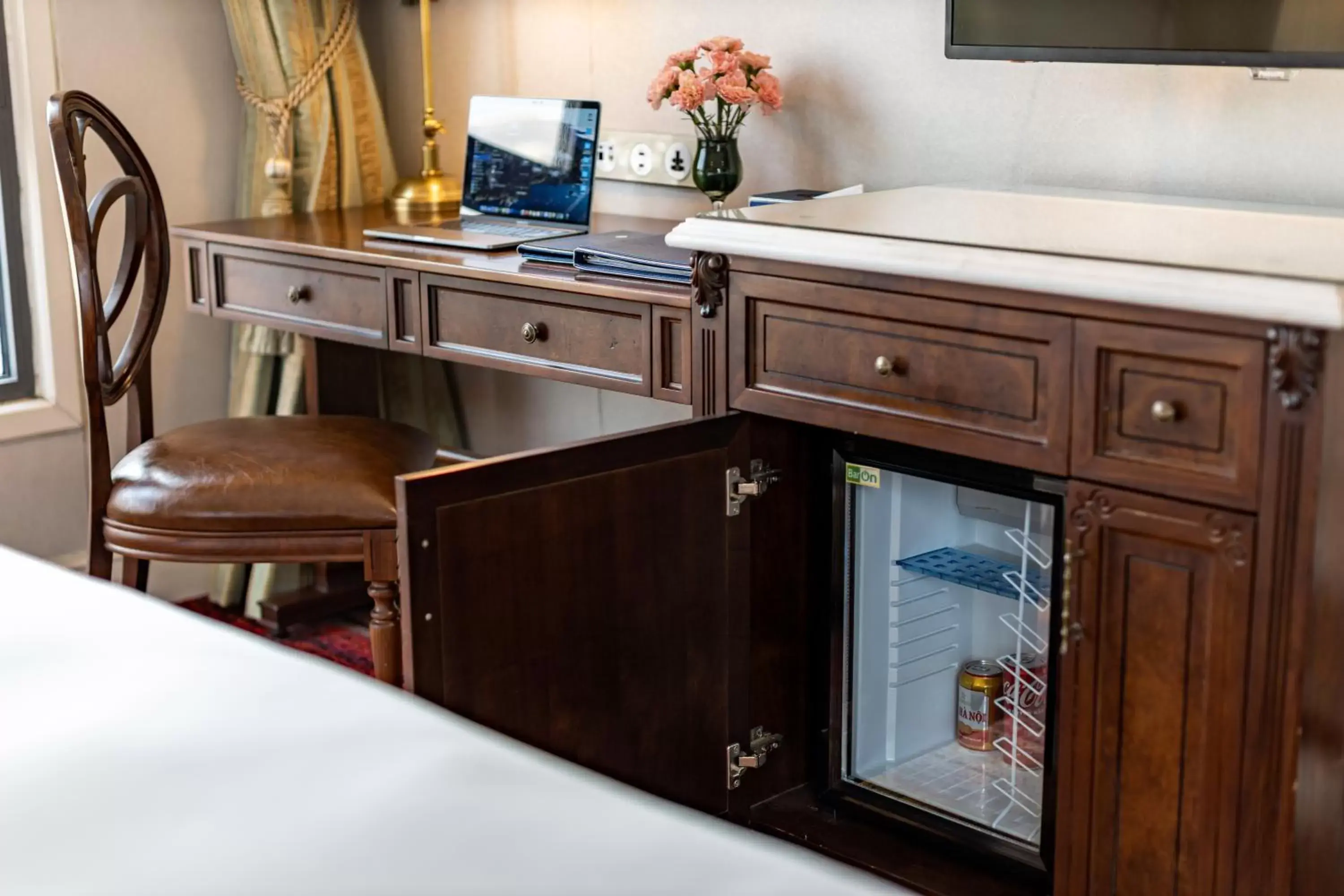 oven, TV/Entertainment Center in The Lapis Hotel