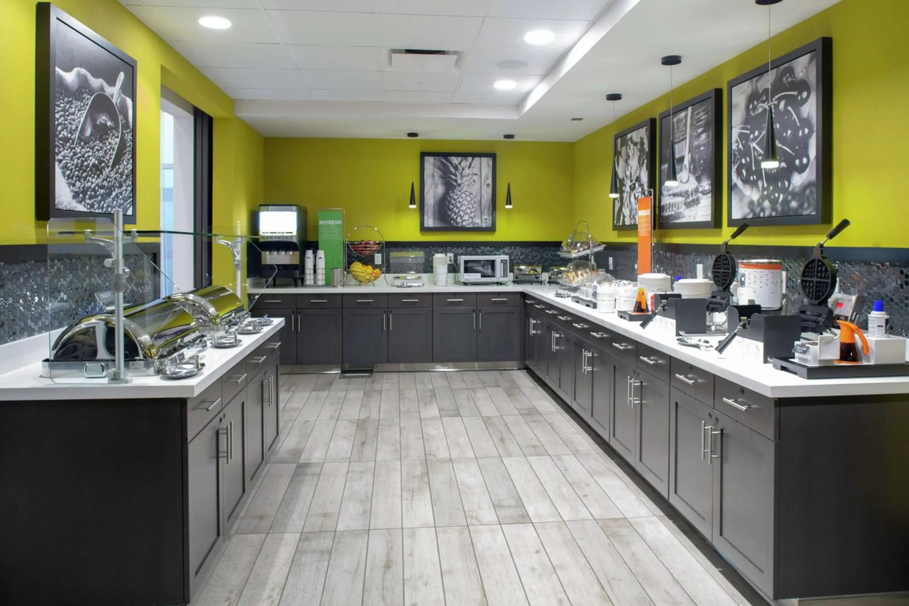 Dining area, Kitchen/Kitchenette in Hampton Inn & Suites Irvine/Orange County Airport