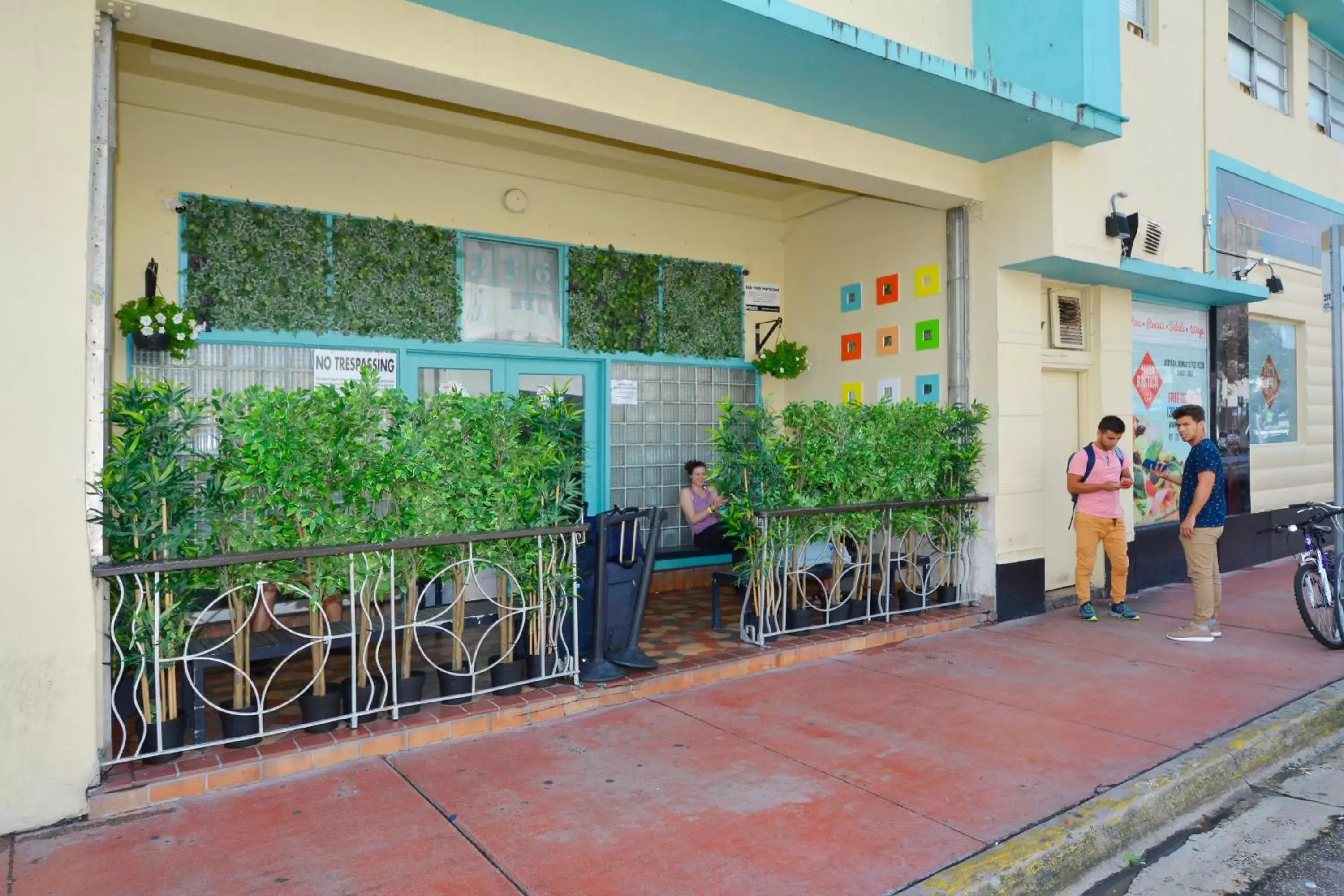 Patio in South Beach Rooms and Hostel