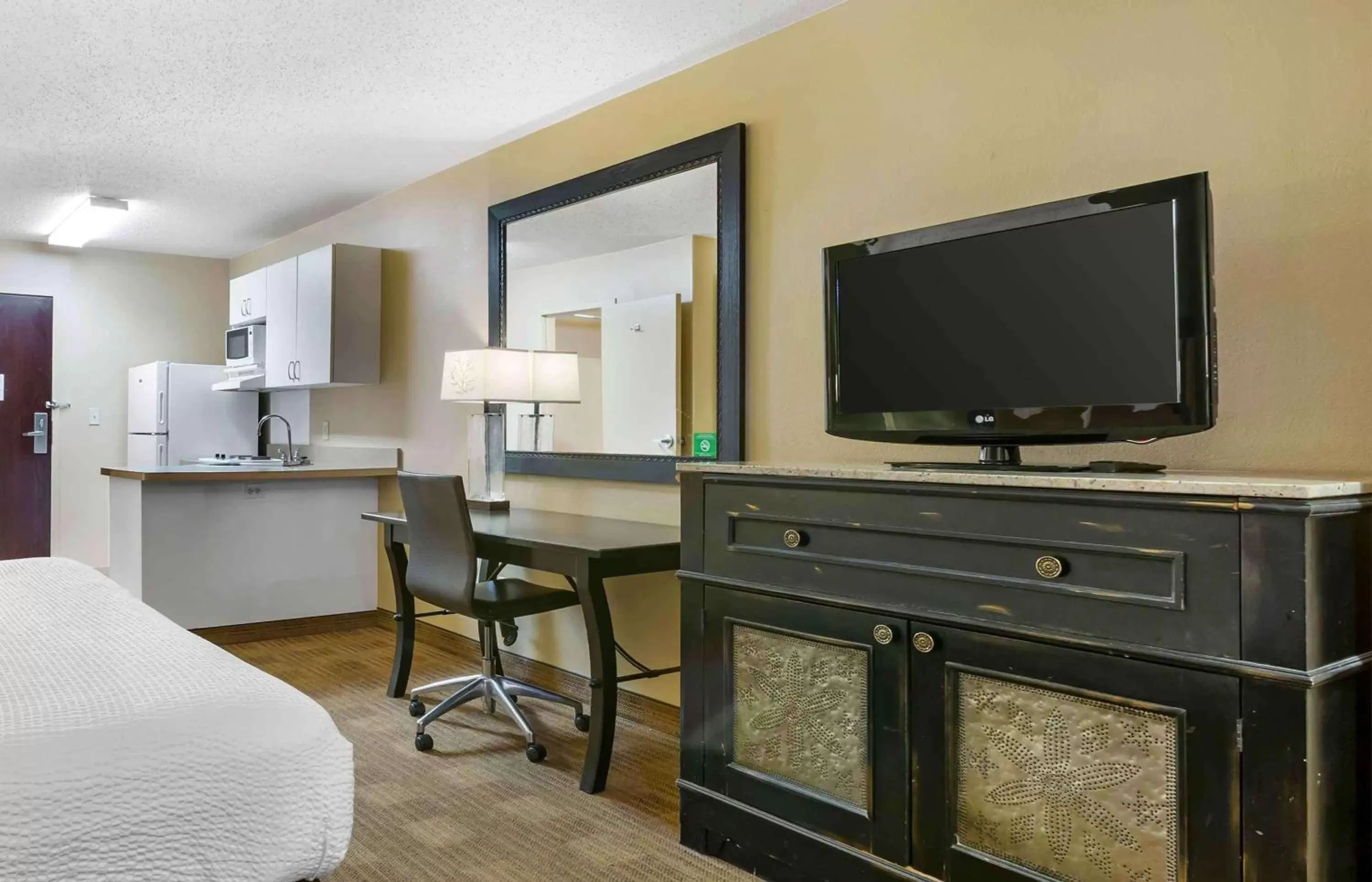 Bedroom, TV/Entertainment Center in Extended Stay America Suites - Albuquerque - Rio Rancho