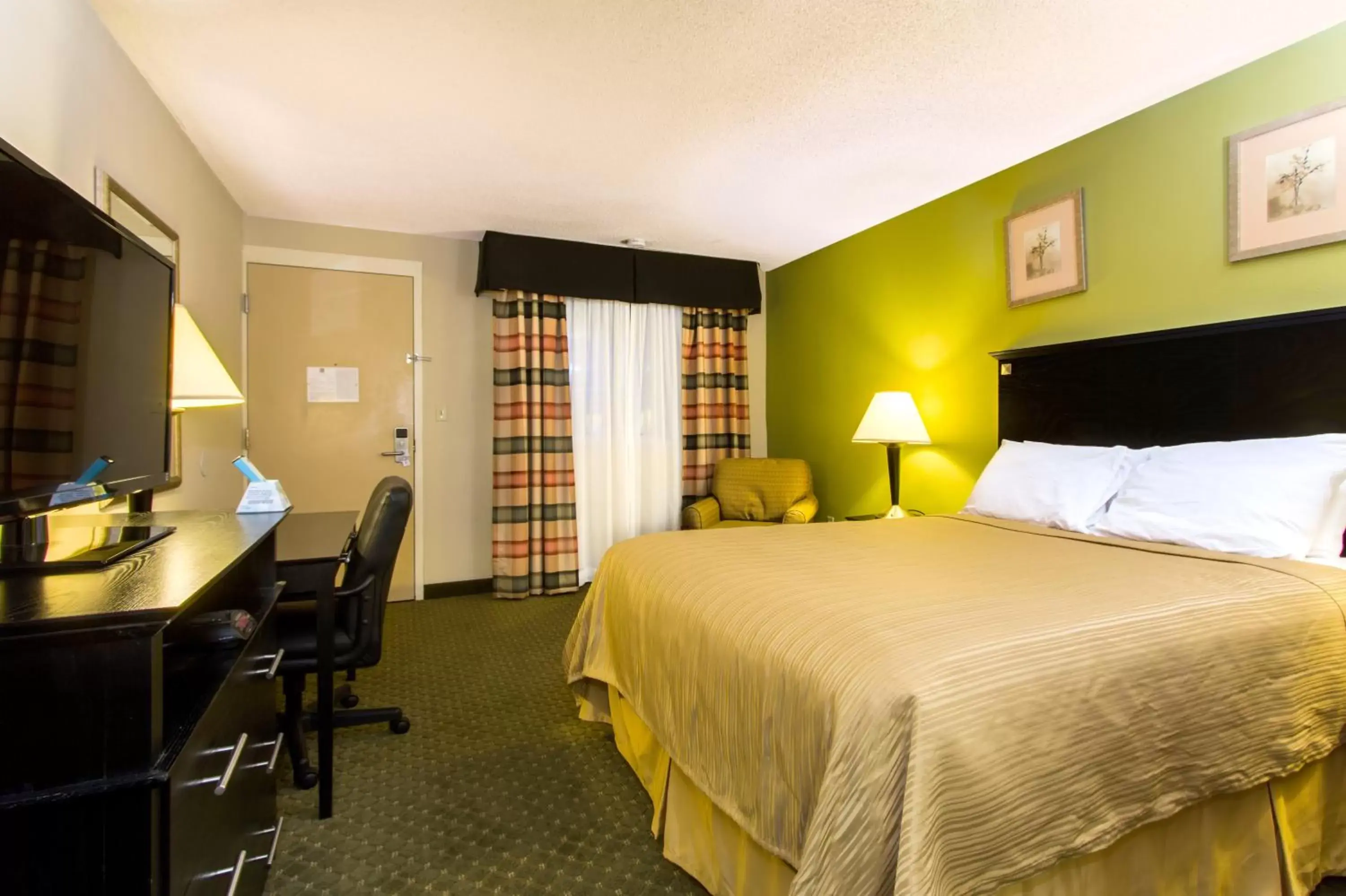 Queen Room in Quality Inn & Suites Moline