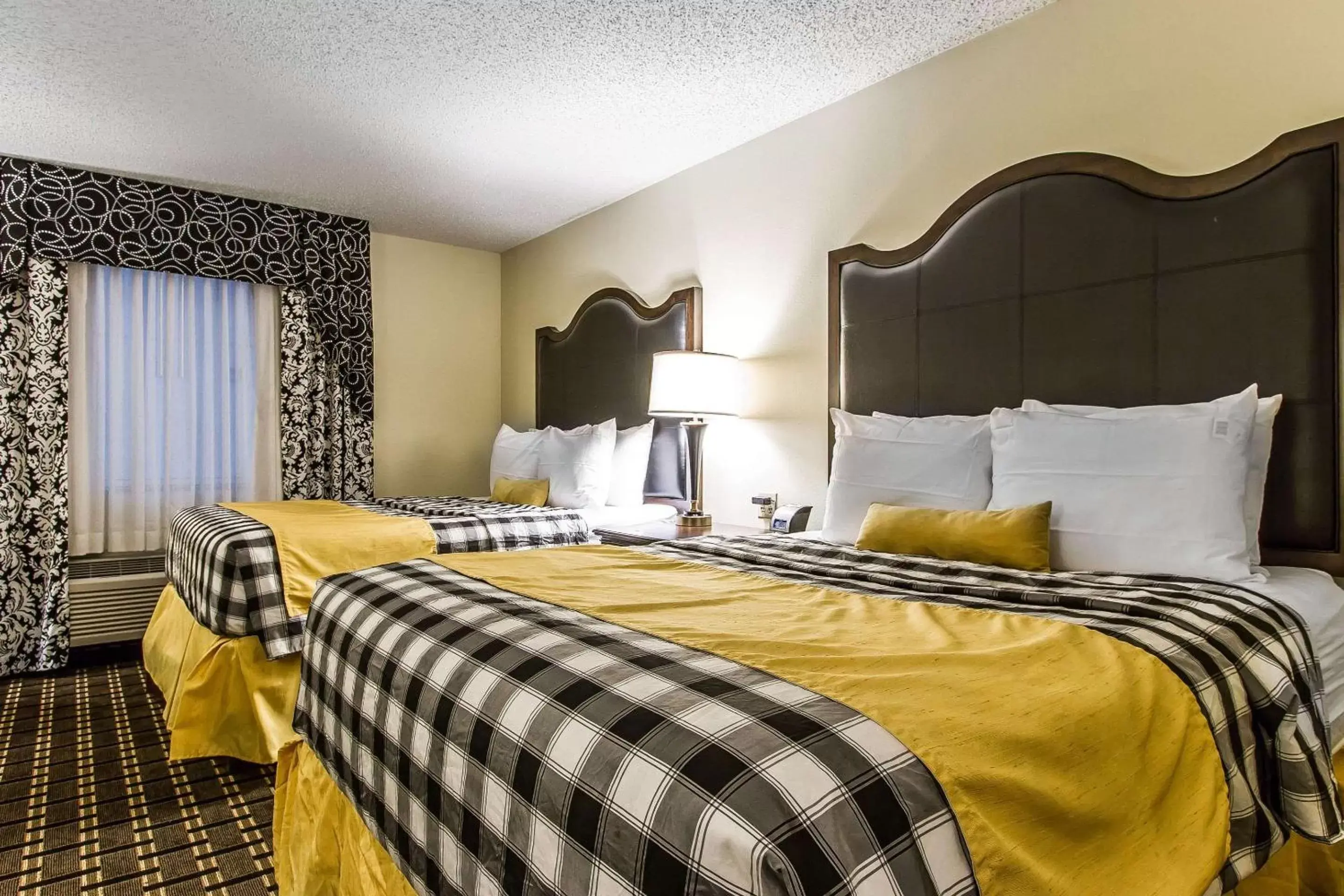 Photo of the whole room, Bed in Evangeline Downs Hotel, Ascend Hotel Collection